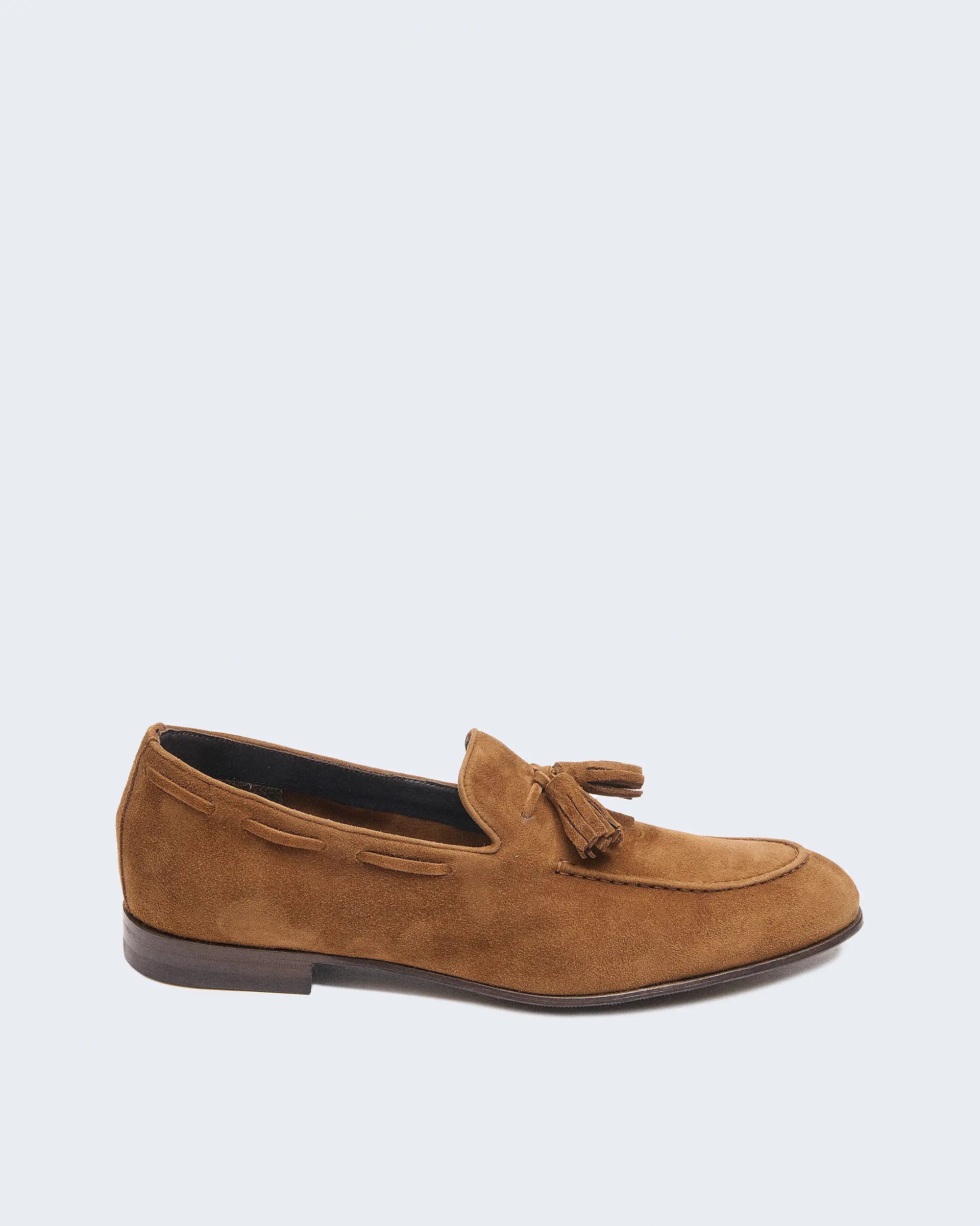 Moccasin with walnut tassels in light suede