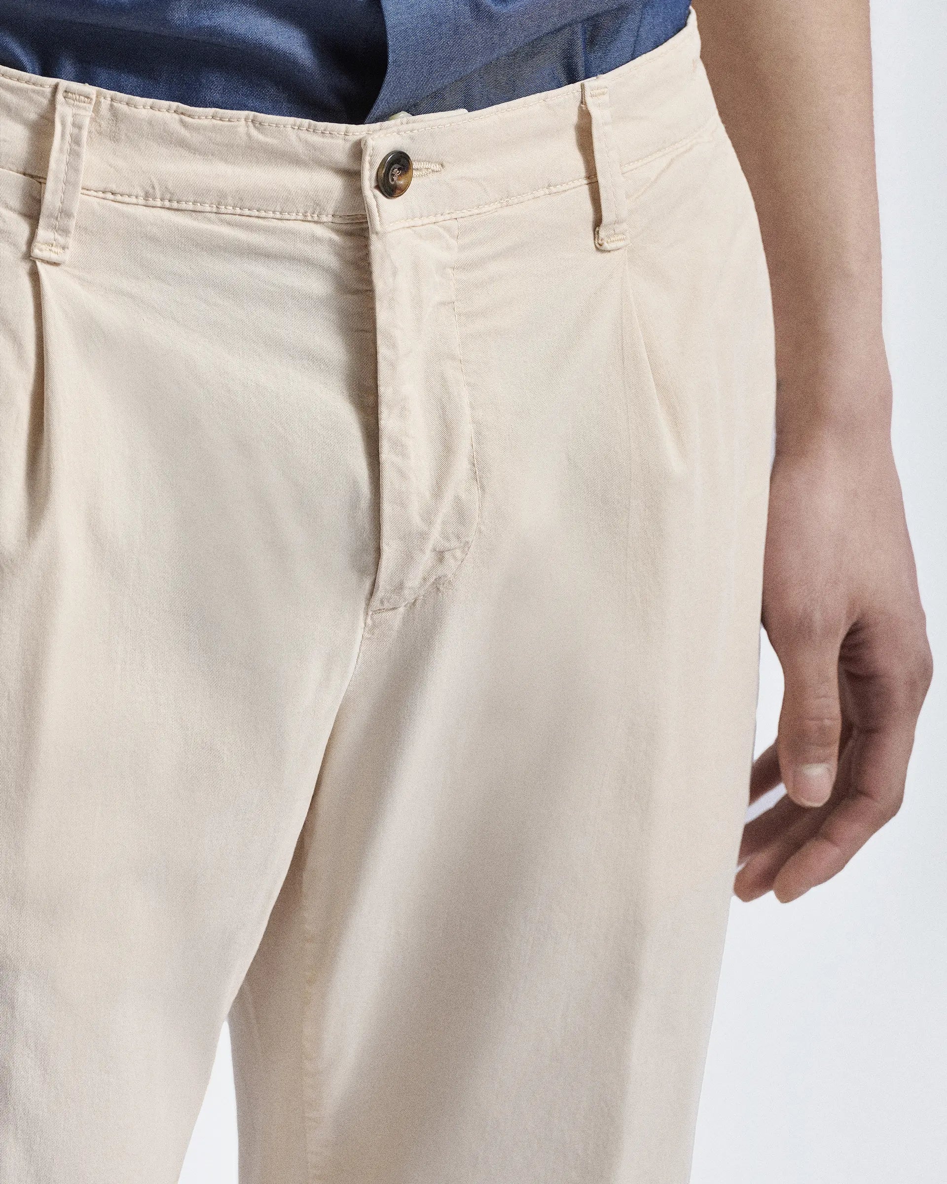 Pantalone bianco con pence in tencel e cotone stretch