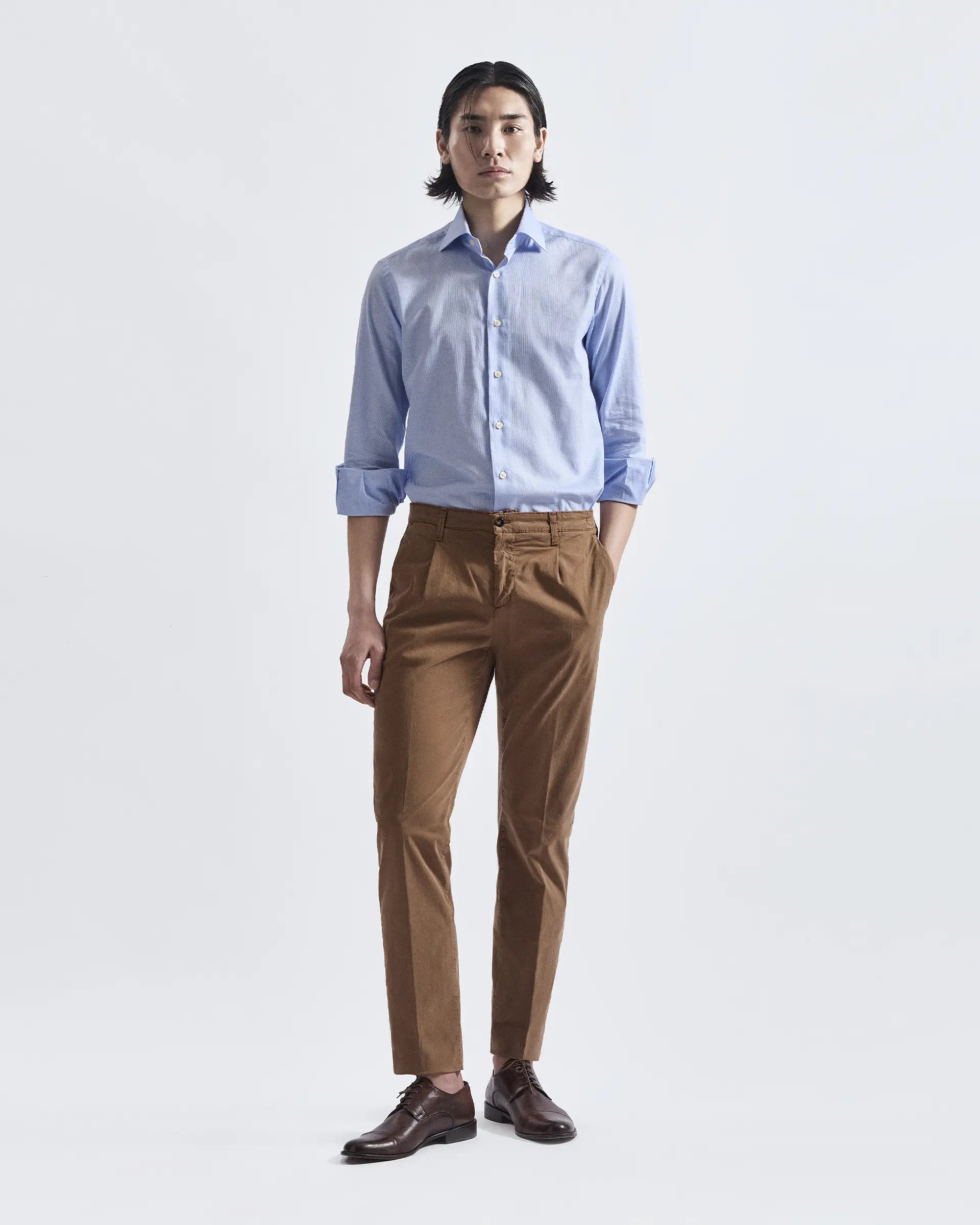 Pantalone nocciola con pence in tencel e cotone stretch