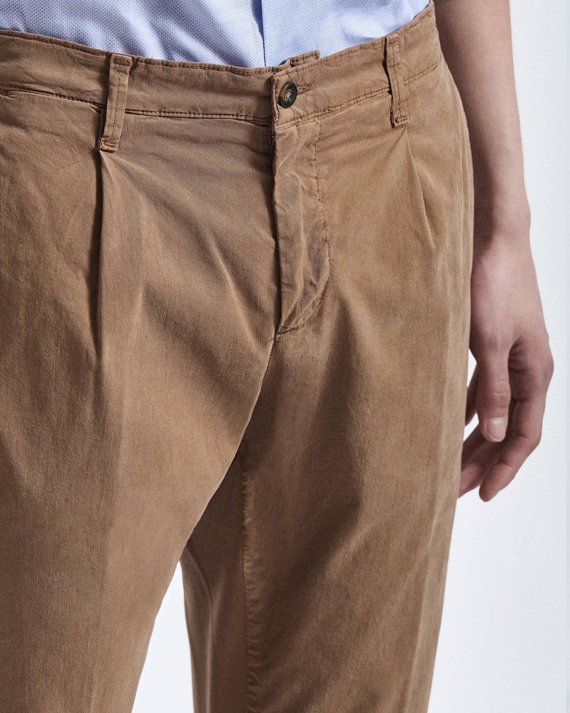 Pantalone nocciola con pence in tencel e cotone stretch