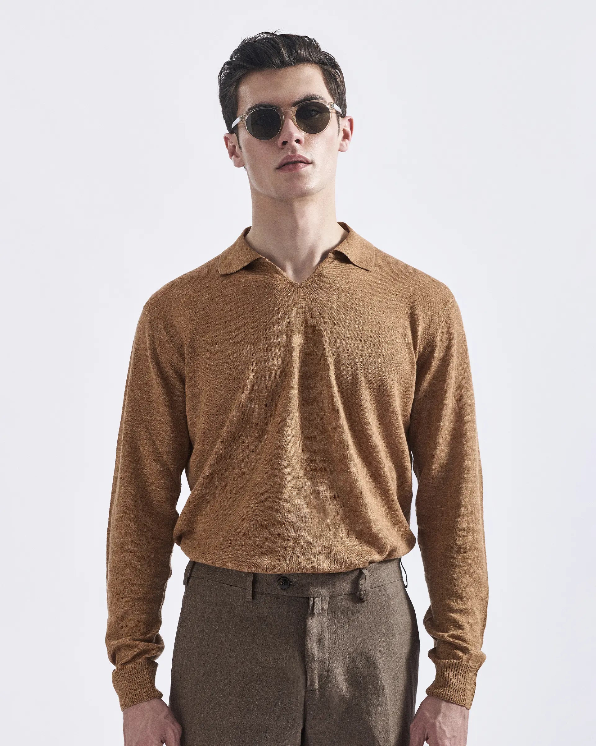 Biscuit polo shirt with V-neck in linen and cotton