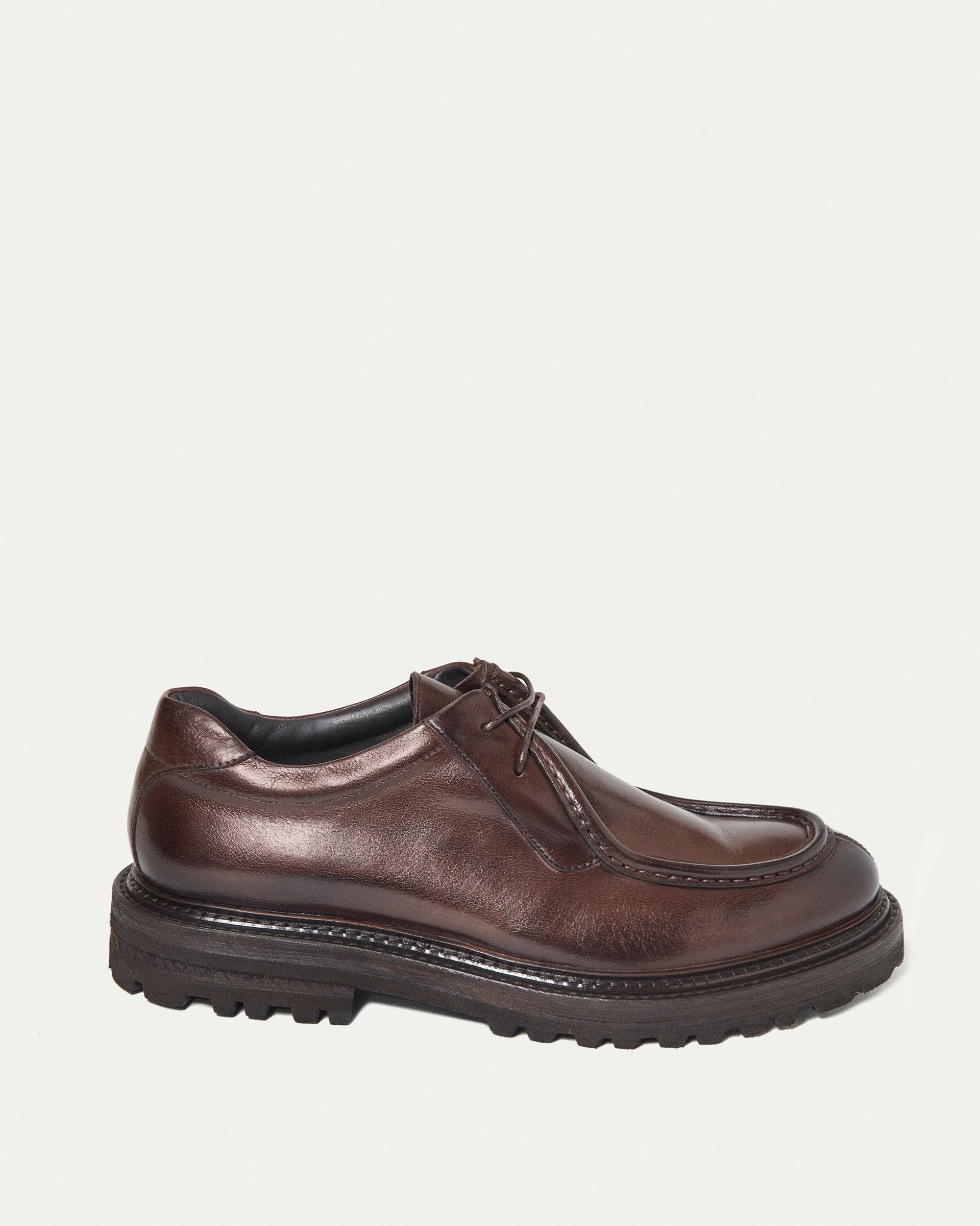 Stringata marrone in pelle di vitello