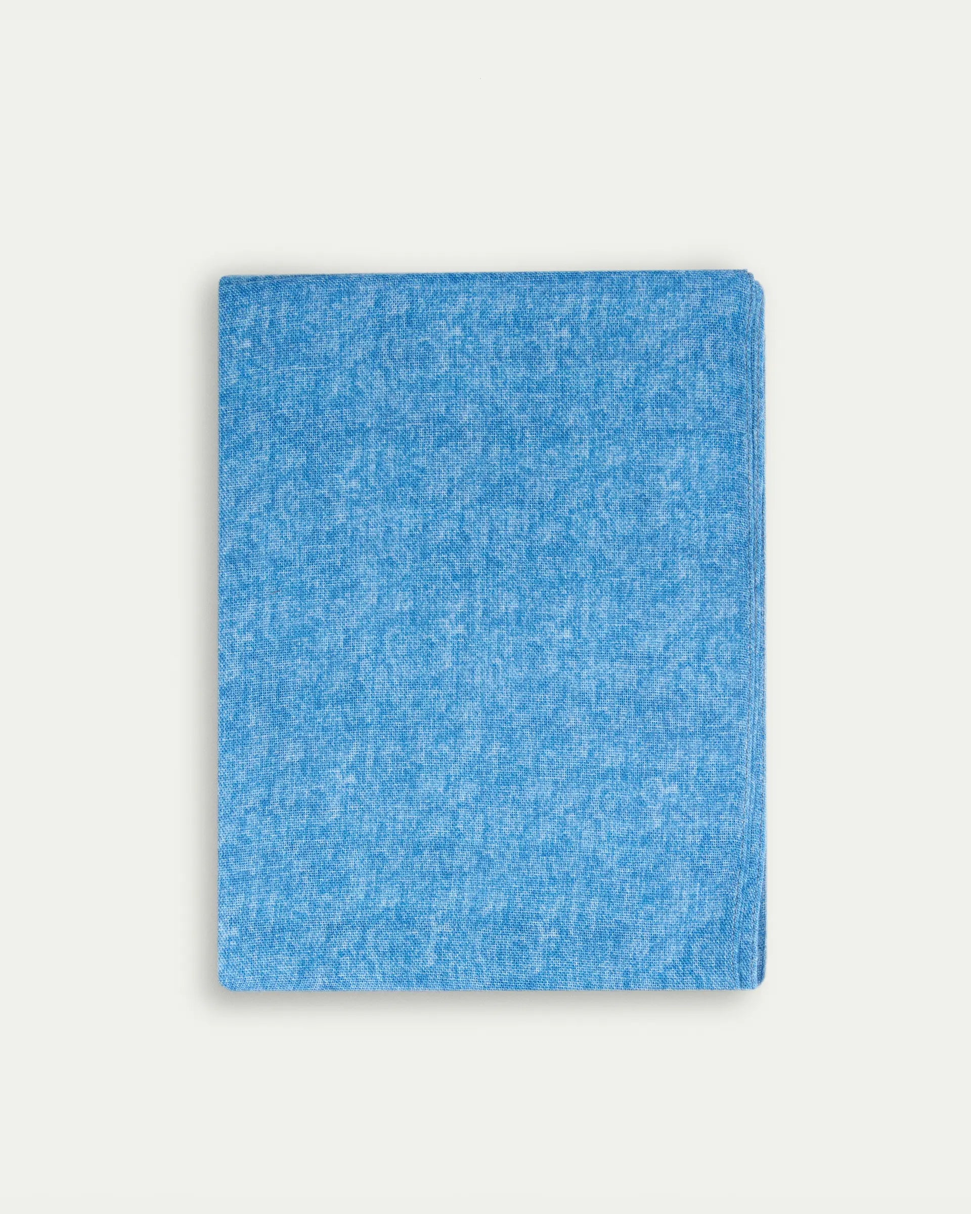 Sciarpa azzurra in lana e seta