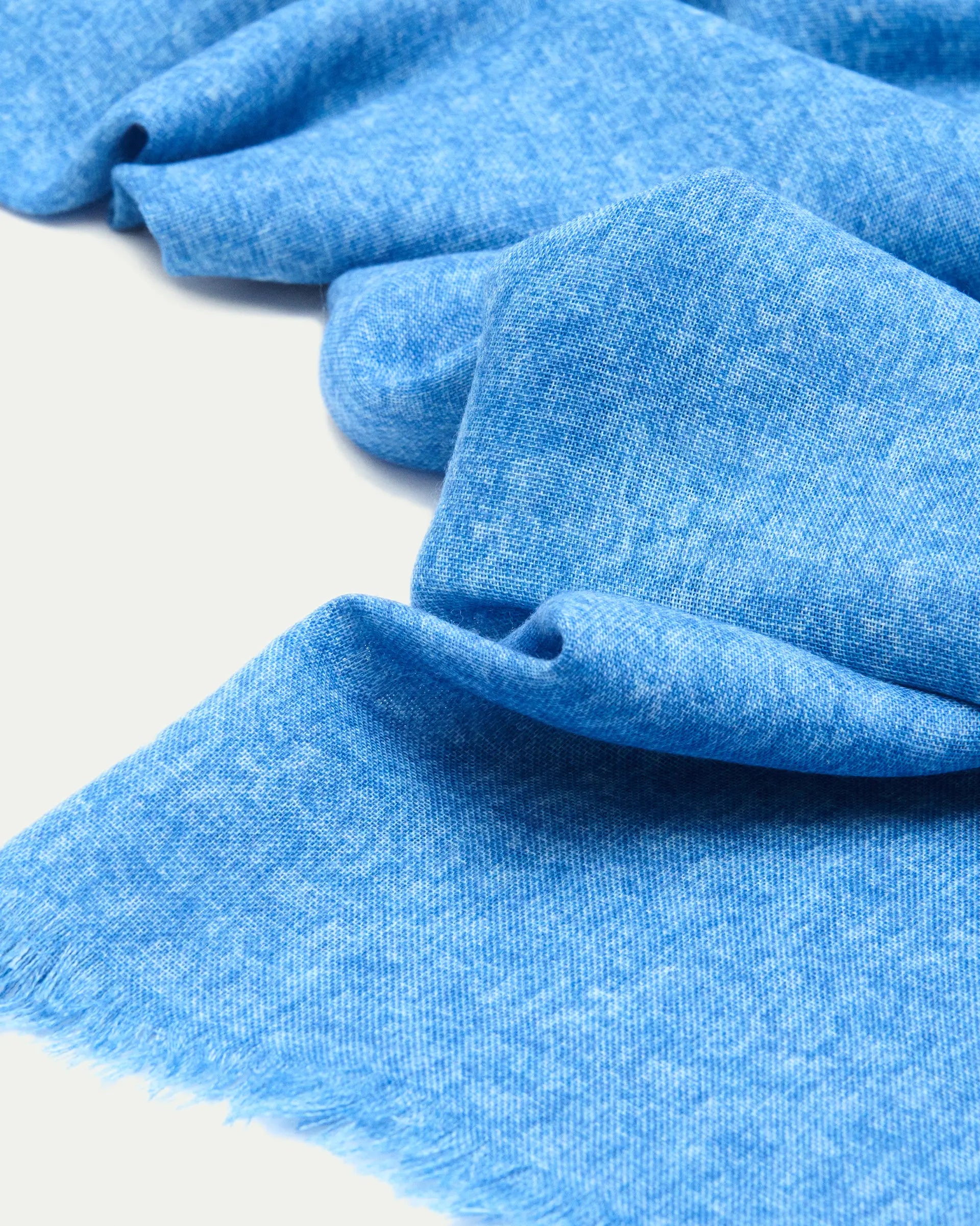 Sciarpa azzurra in lana e seta