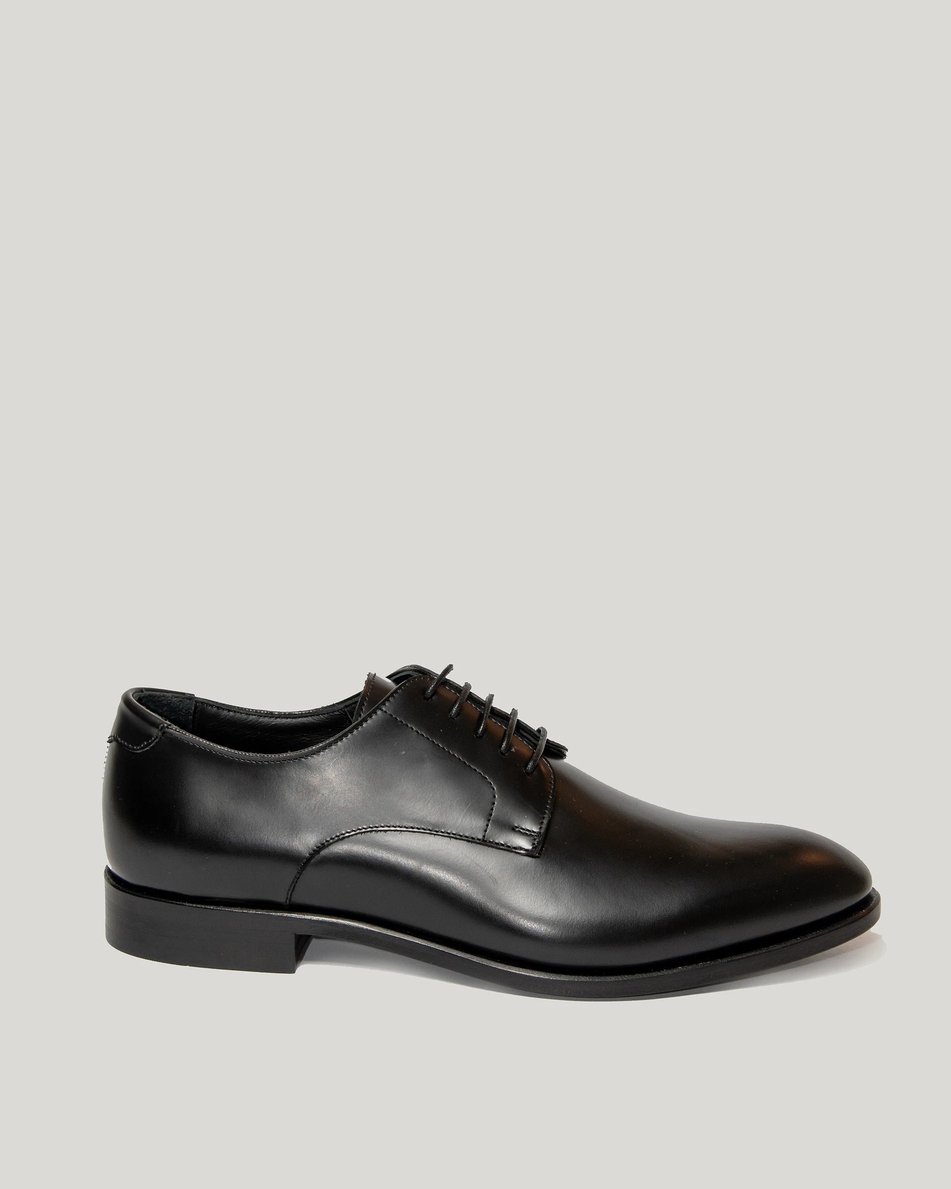 Stringata oxford nera in pelle di vitello