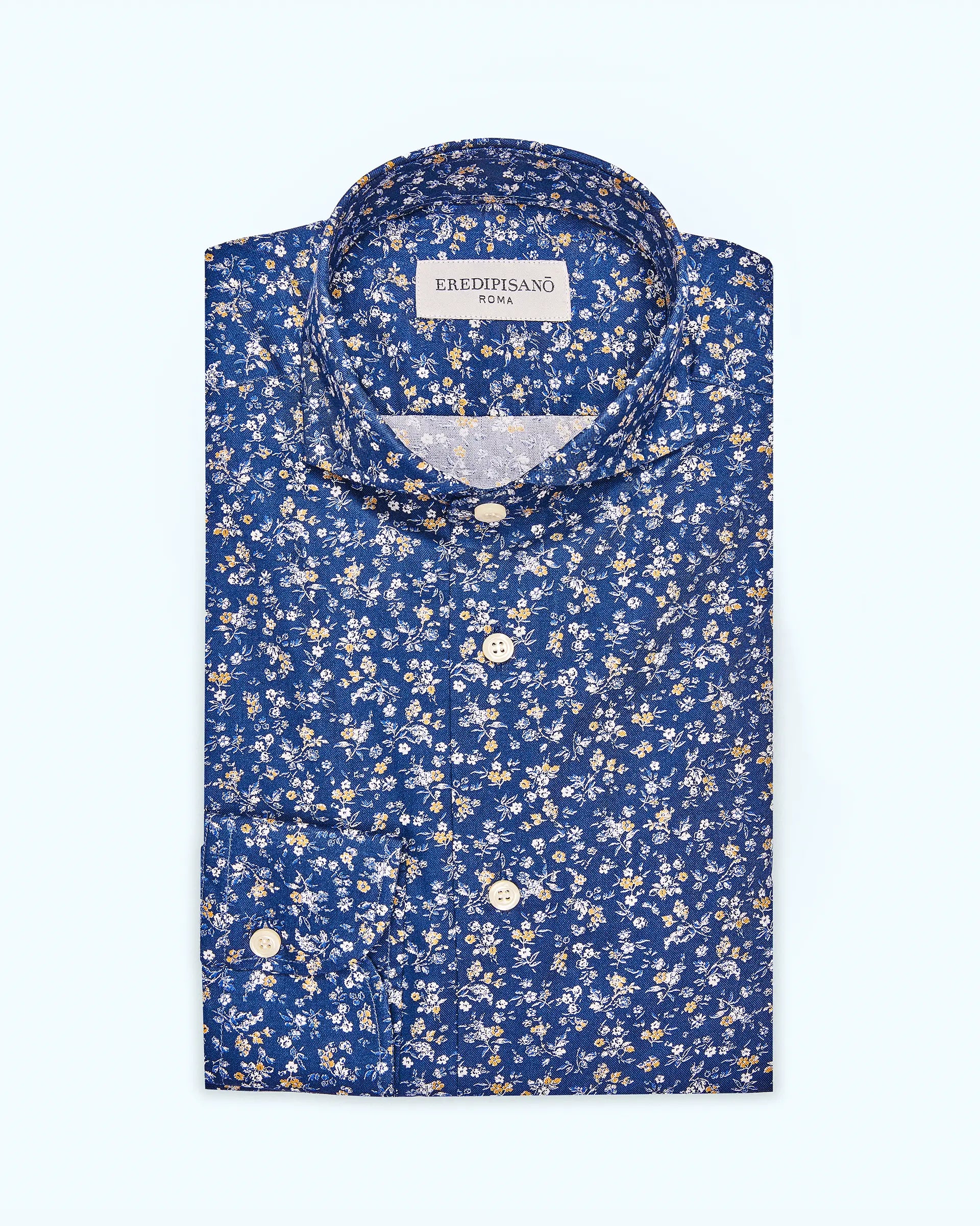 Camisa con estampado floral sobre fondo azul, corte moderno, cuello florentino