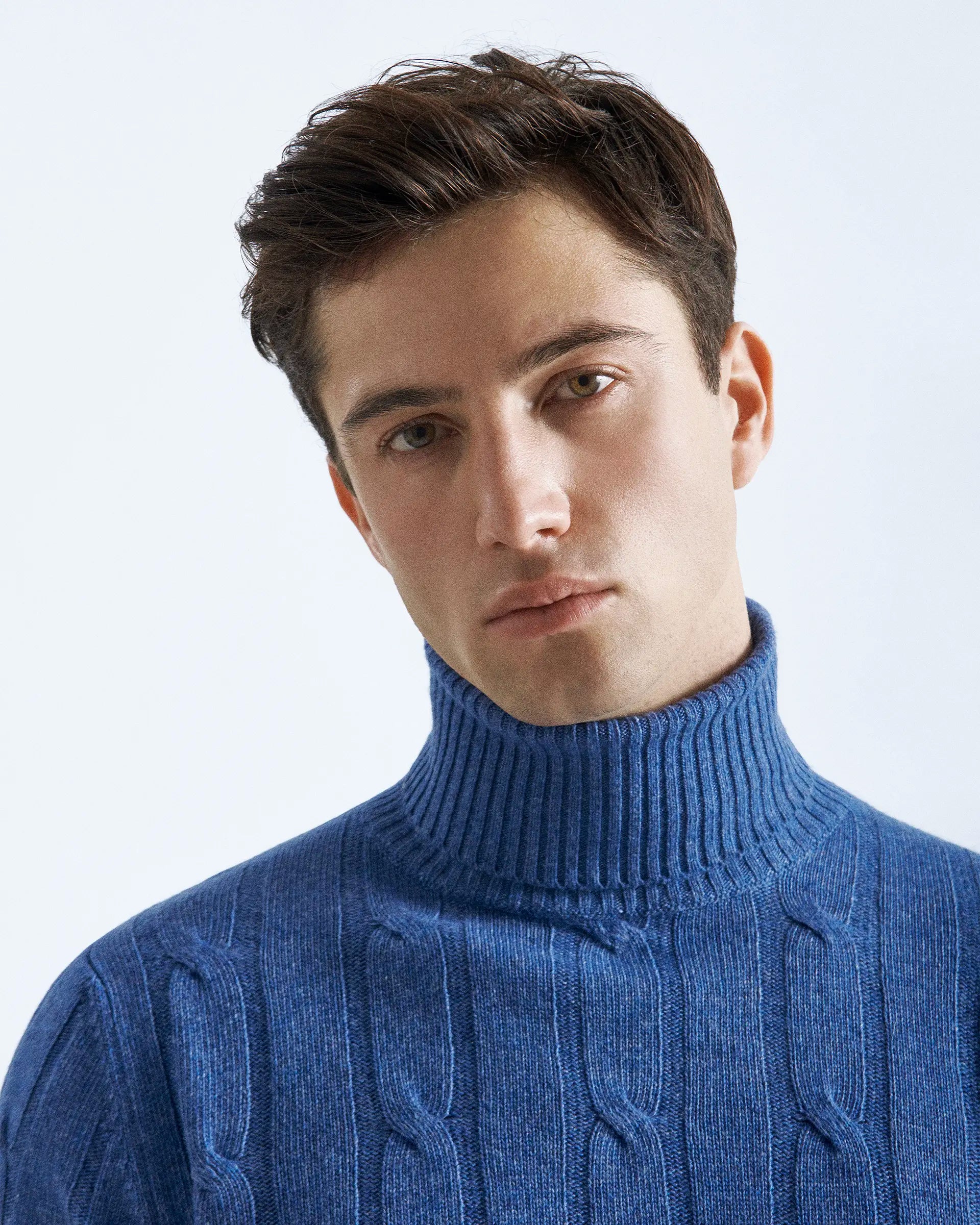 Dolcevita azzurro in misto cashmere con lavorazione a treccia