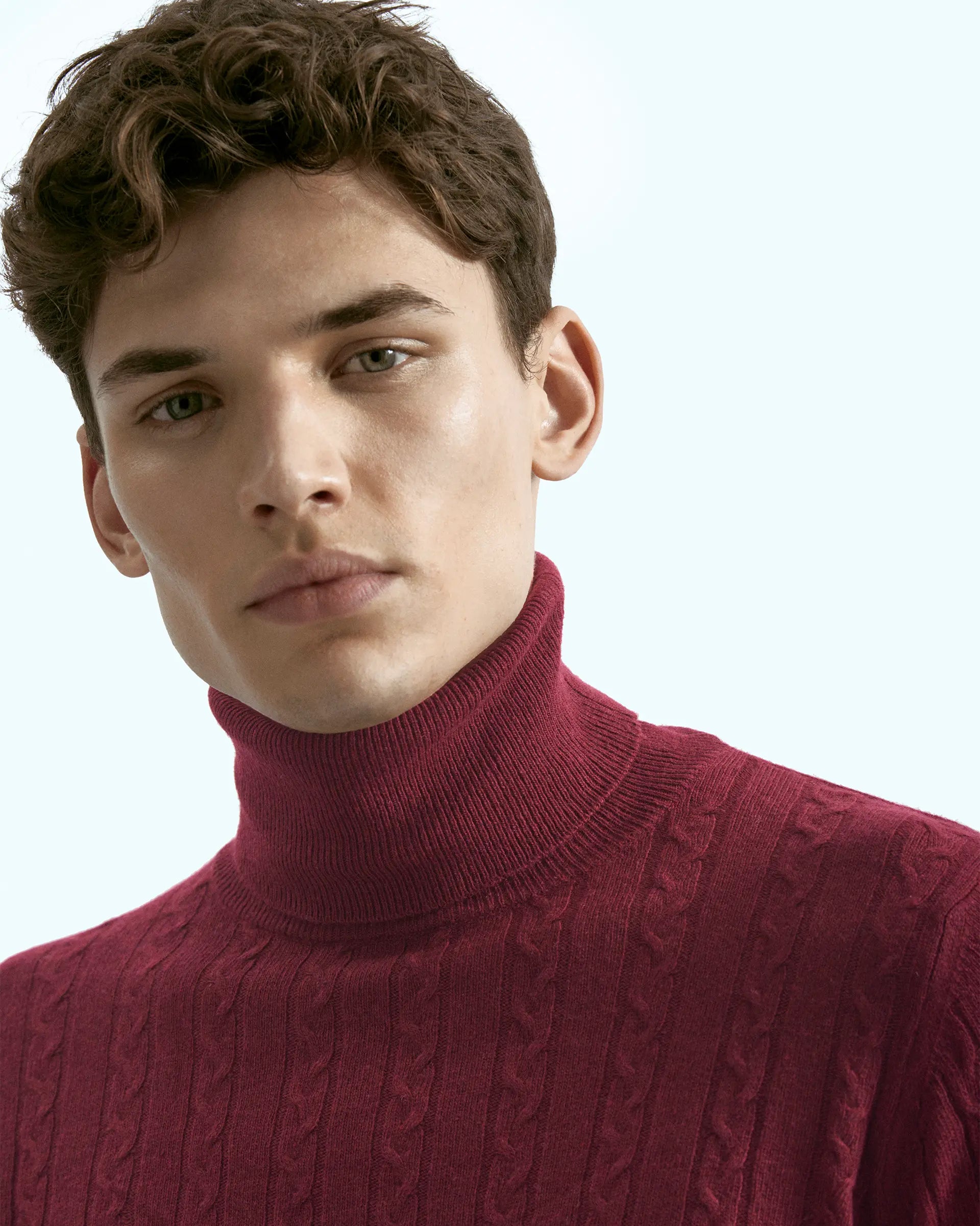 Dolcevita bordo in misto cashmere con lavorazione a treccia