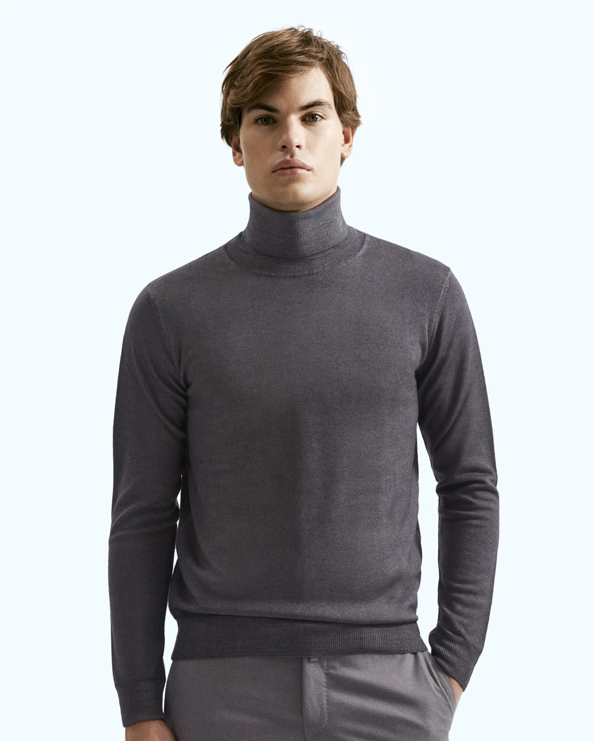 Anthracite turtleneck in pure extrafine merino wool