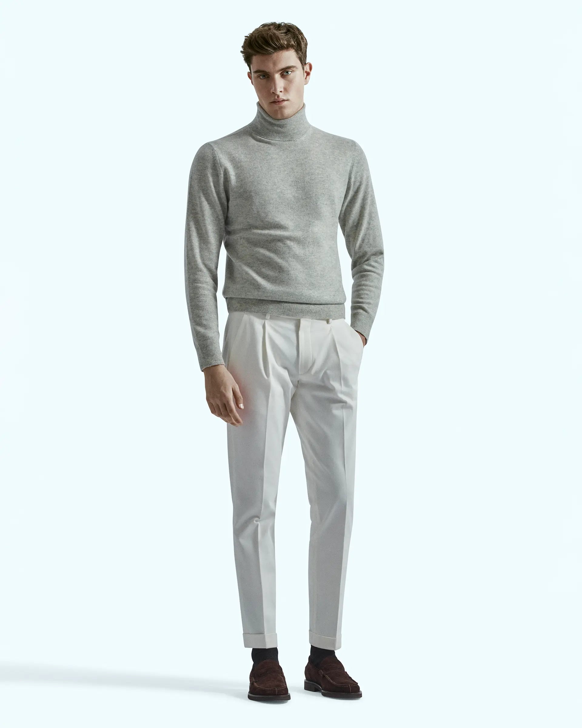 Pantalone bianco in gabardina stretch con pence e bottoniera laterale