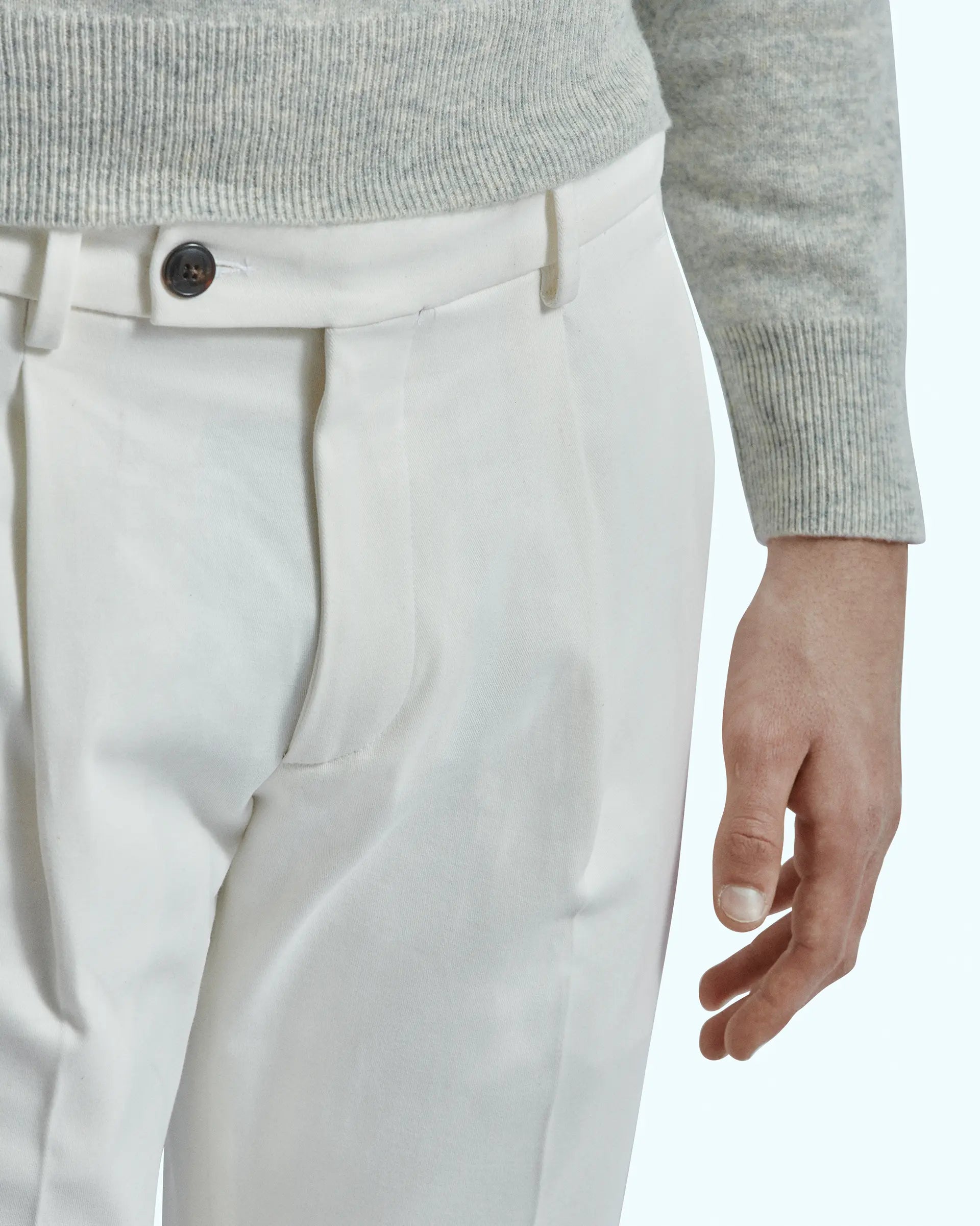 Pantalón de gabardina elástica blanca con pinzas y tapeta con botones laterales