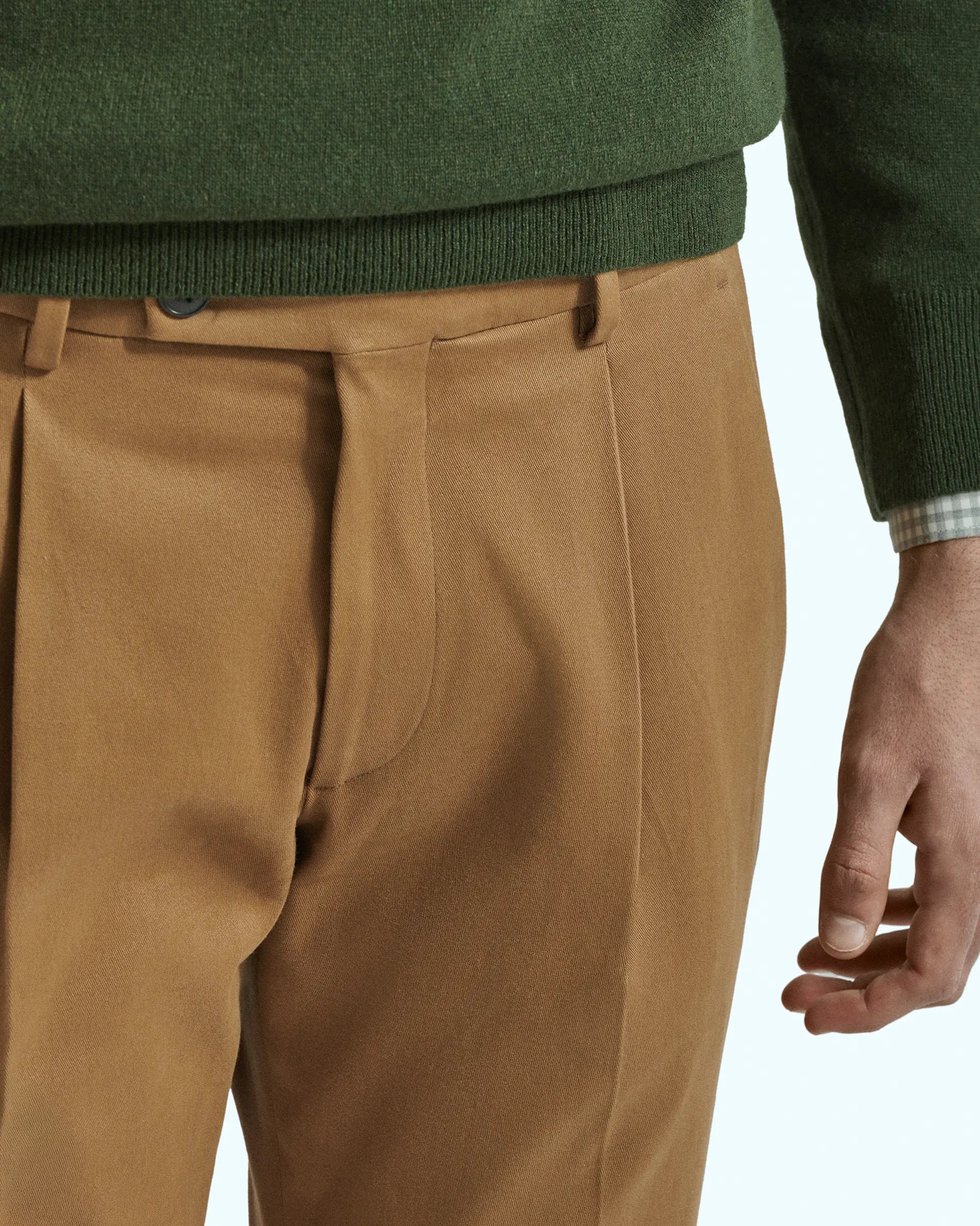 Pantalone marrone in gabardina  stretch con pence e bottoniera laterale