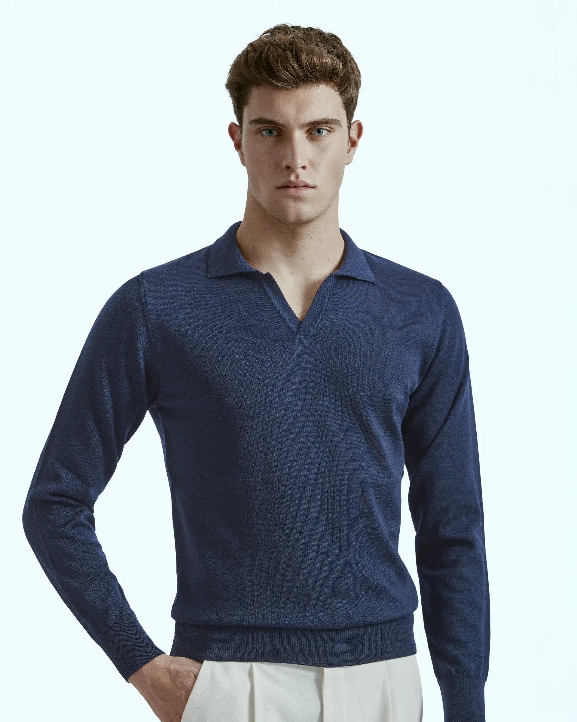 Polo senza bottoni blu in pura lana merino extrafine