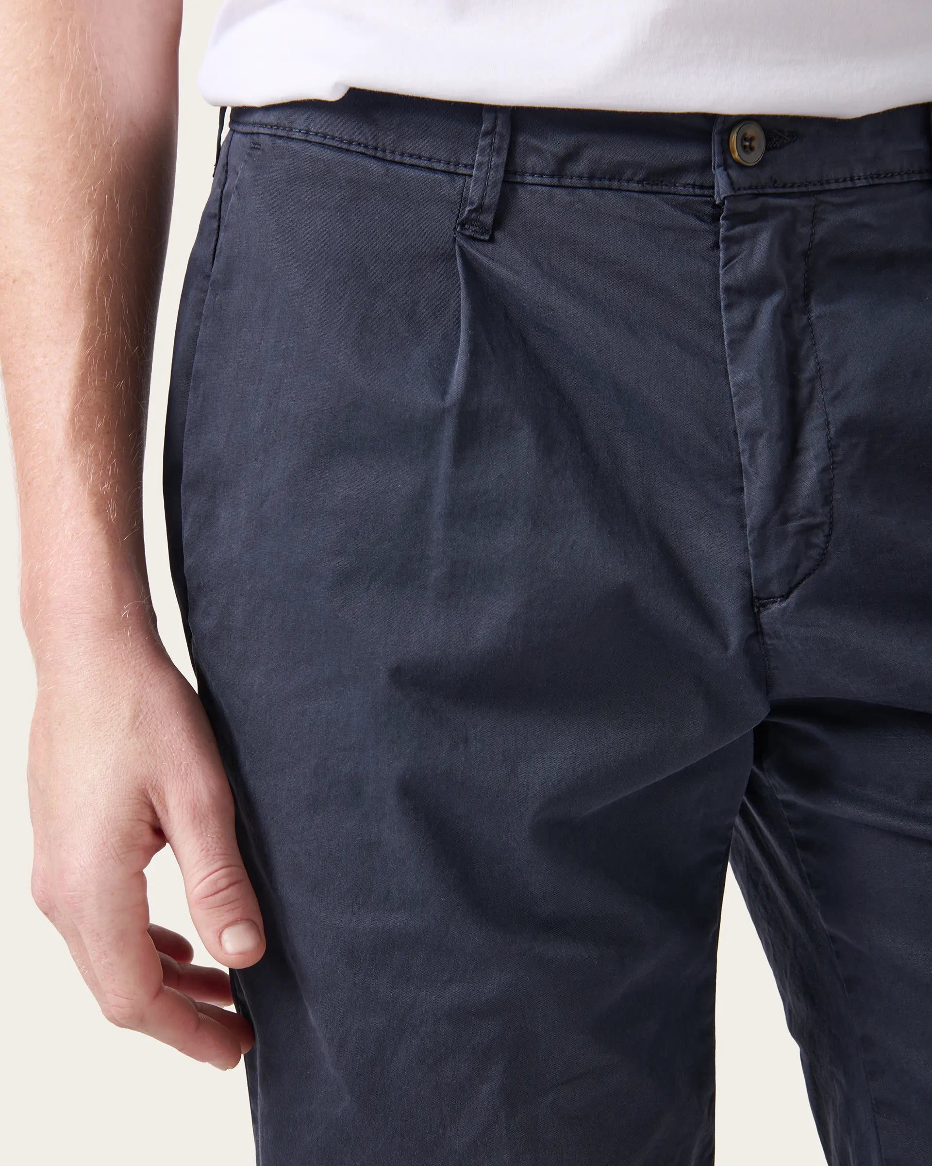 Bermuda blu con pence in gabardina di cotone stretch
