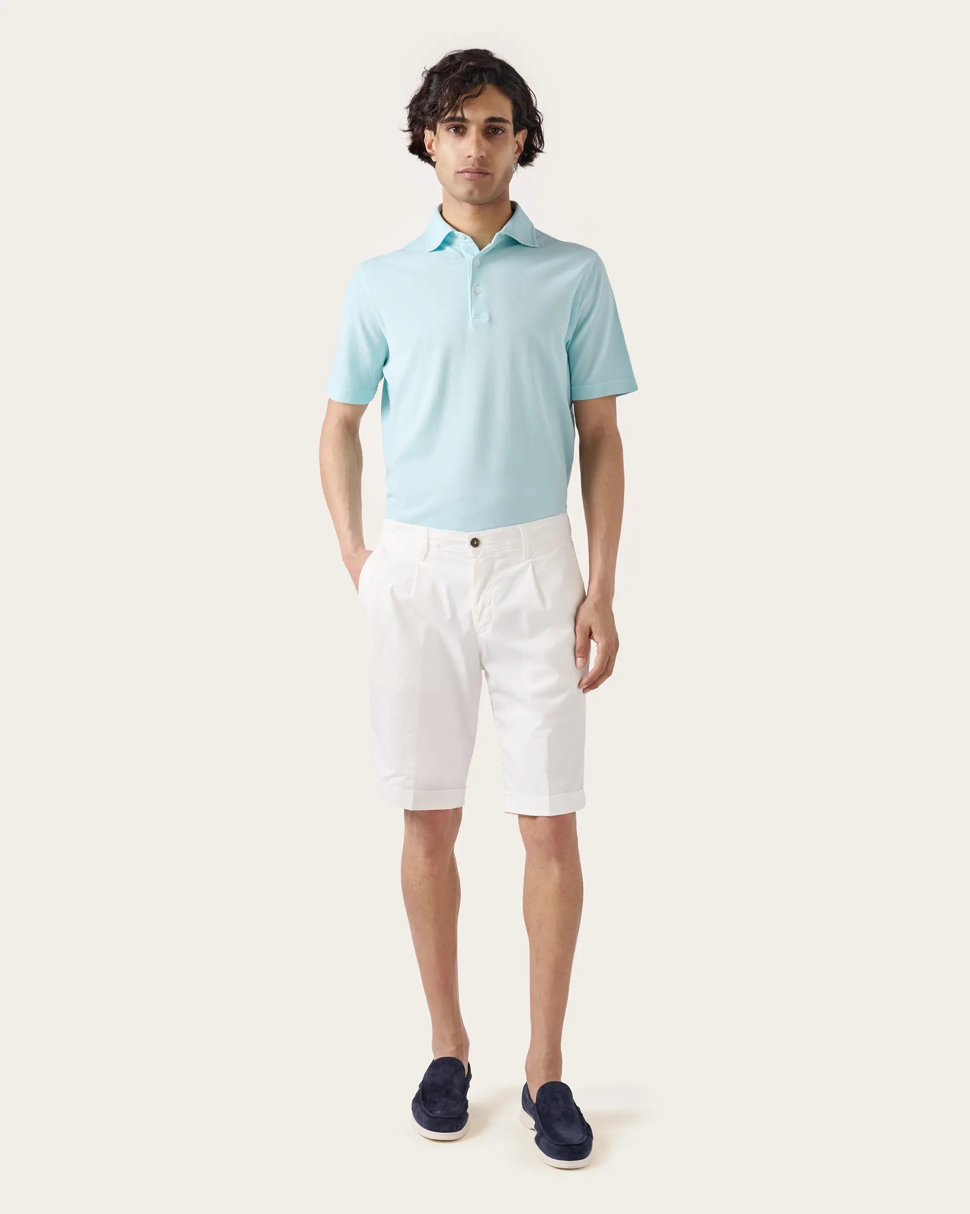Bermuda bianco con pence in gabardina di cotone stretch