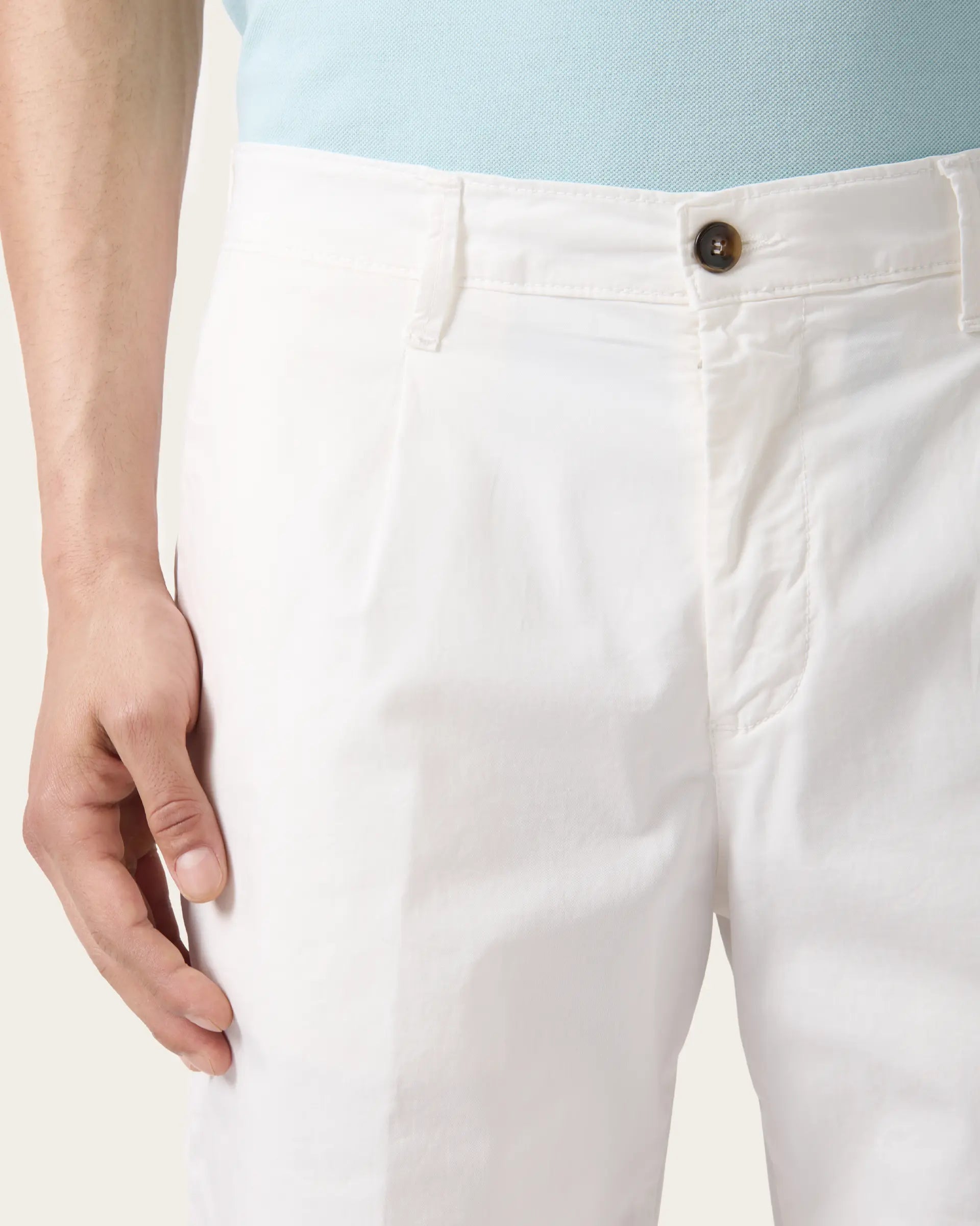 Bermuda bianco con pence in gabardina di cotone stretch