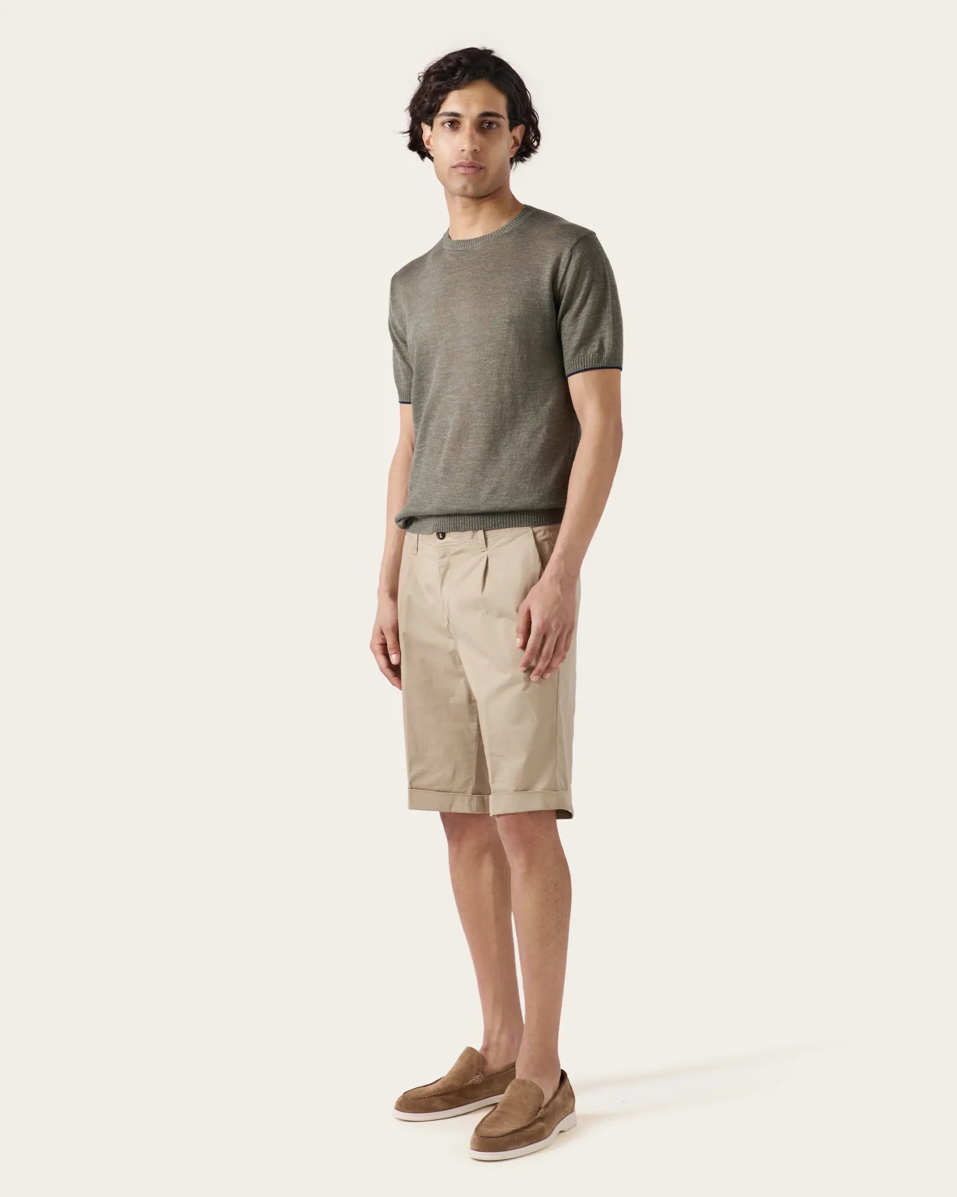 Bermuda beige con pence in gabardina di cotone stretch