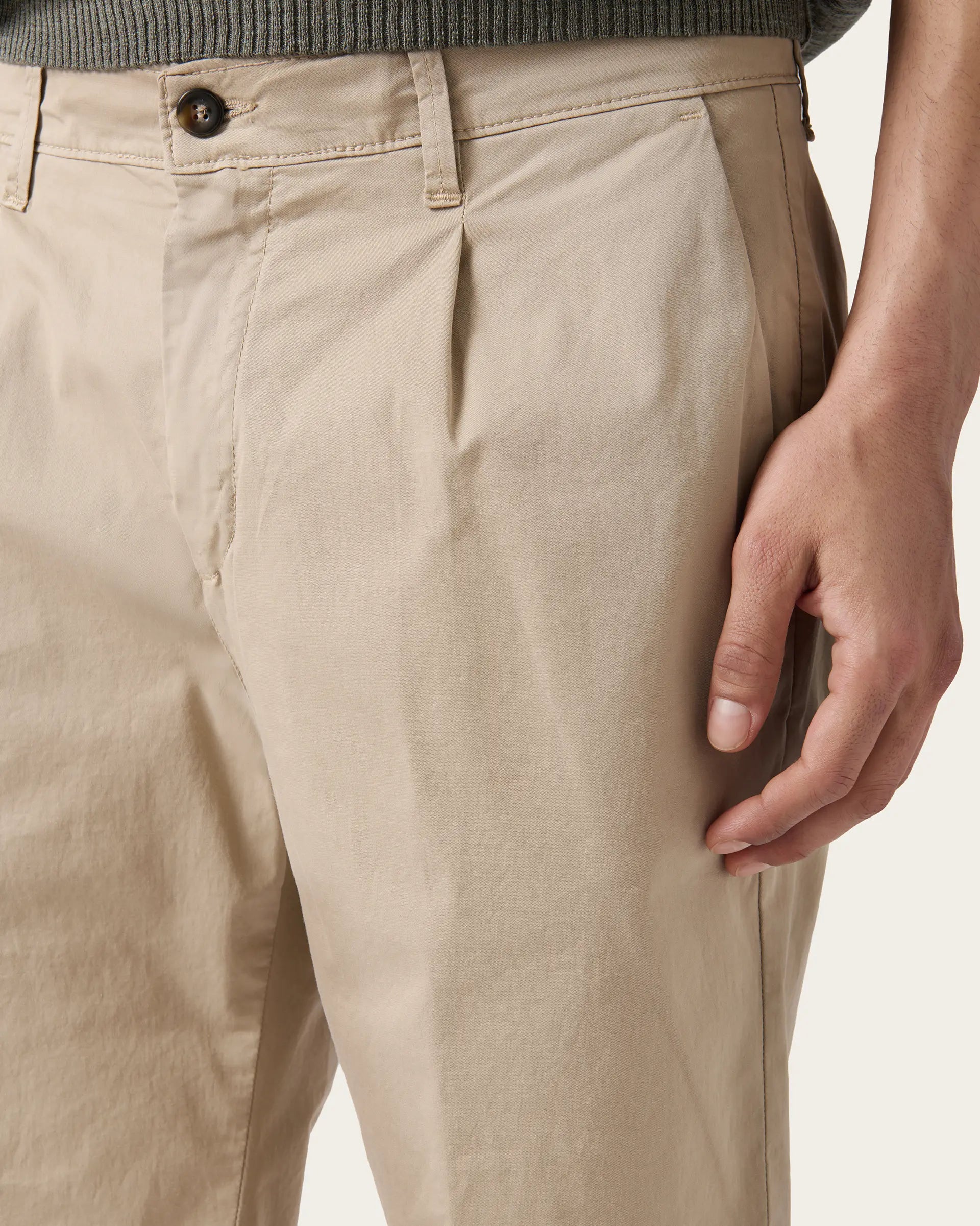Bermuda beige con pence in gabardina di cotone stretch