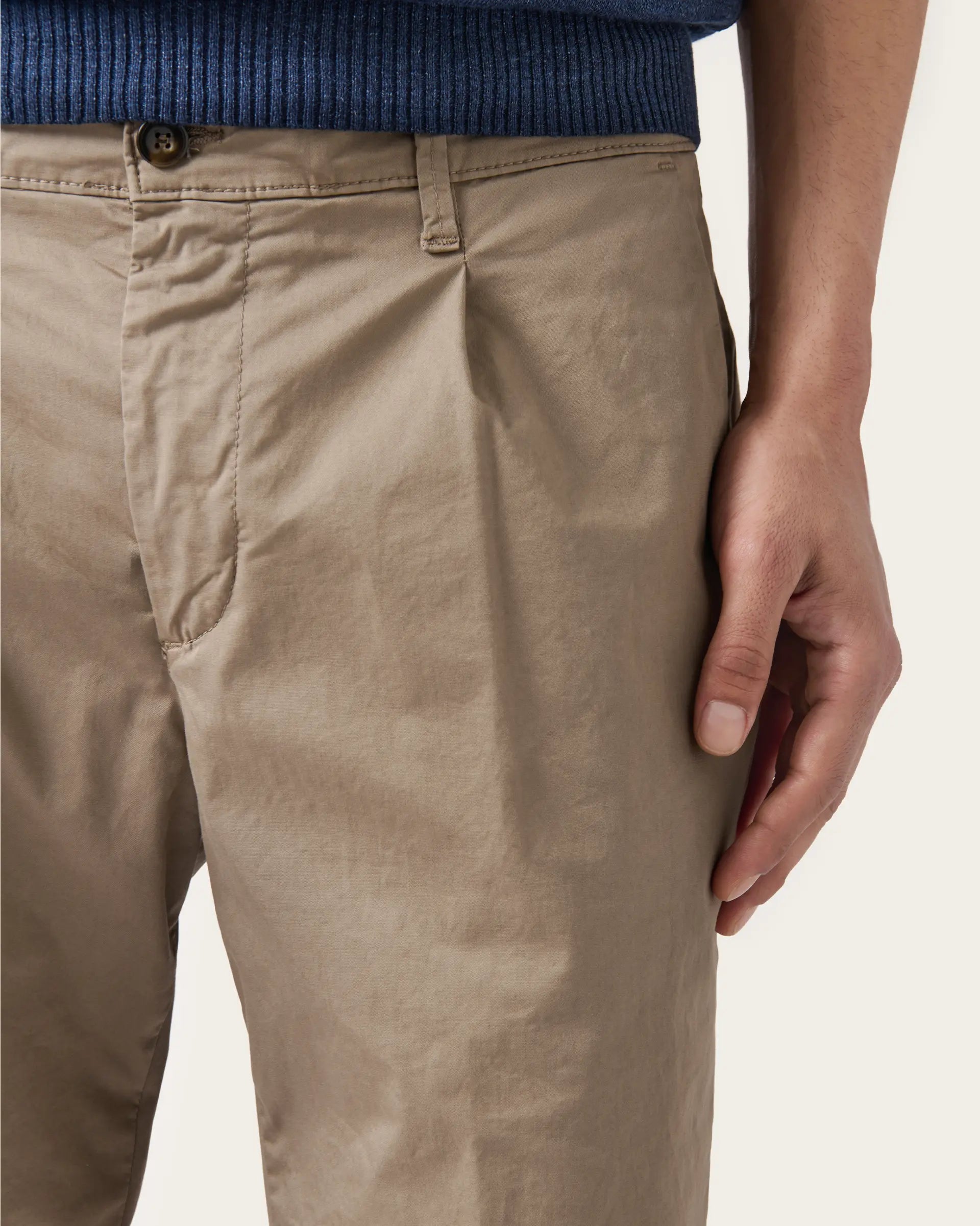 Bermuda verde con pence in gabardina di cotone stretch