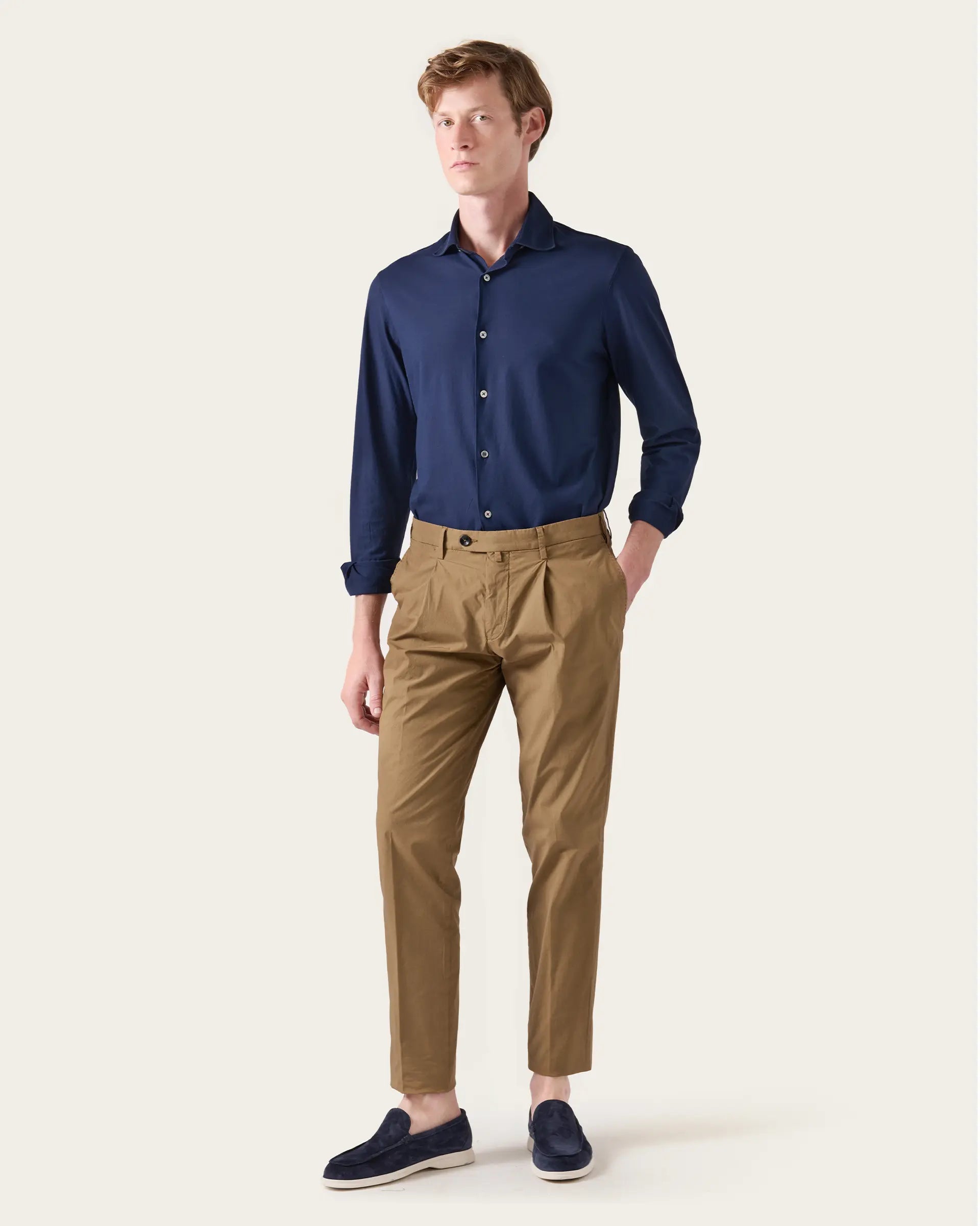 Pantalone nocciola con pence in cotone popeline stretch tinto in capo