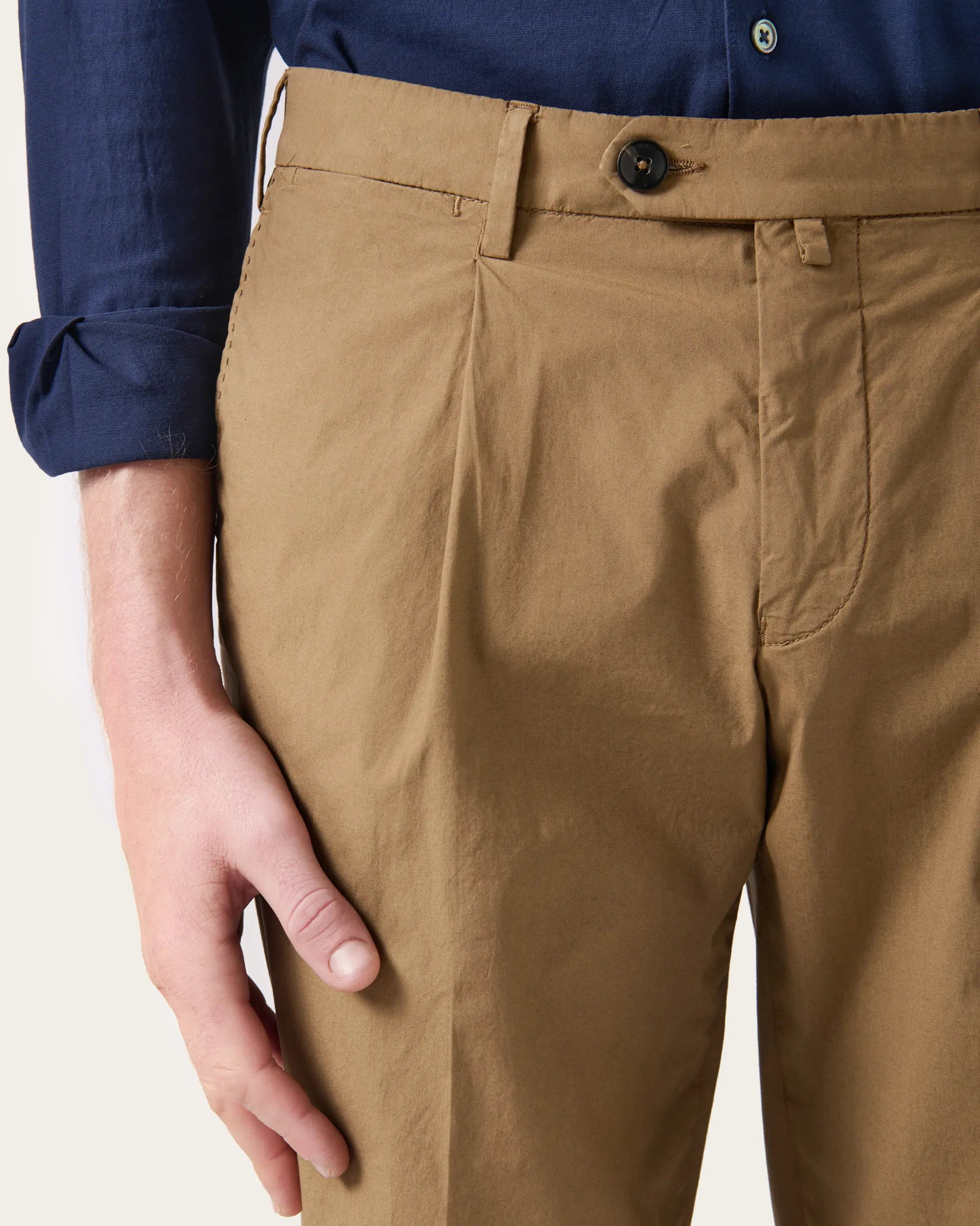 Pantalone nocciola con pence in cotone popeline stretch tinto in capo
