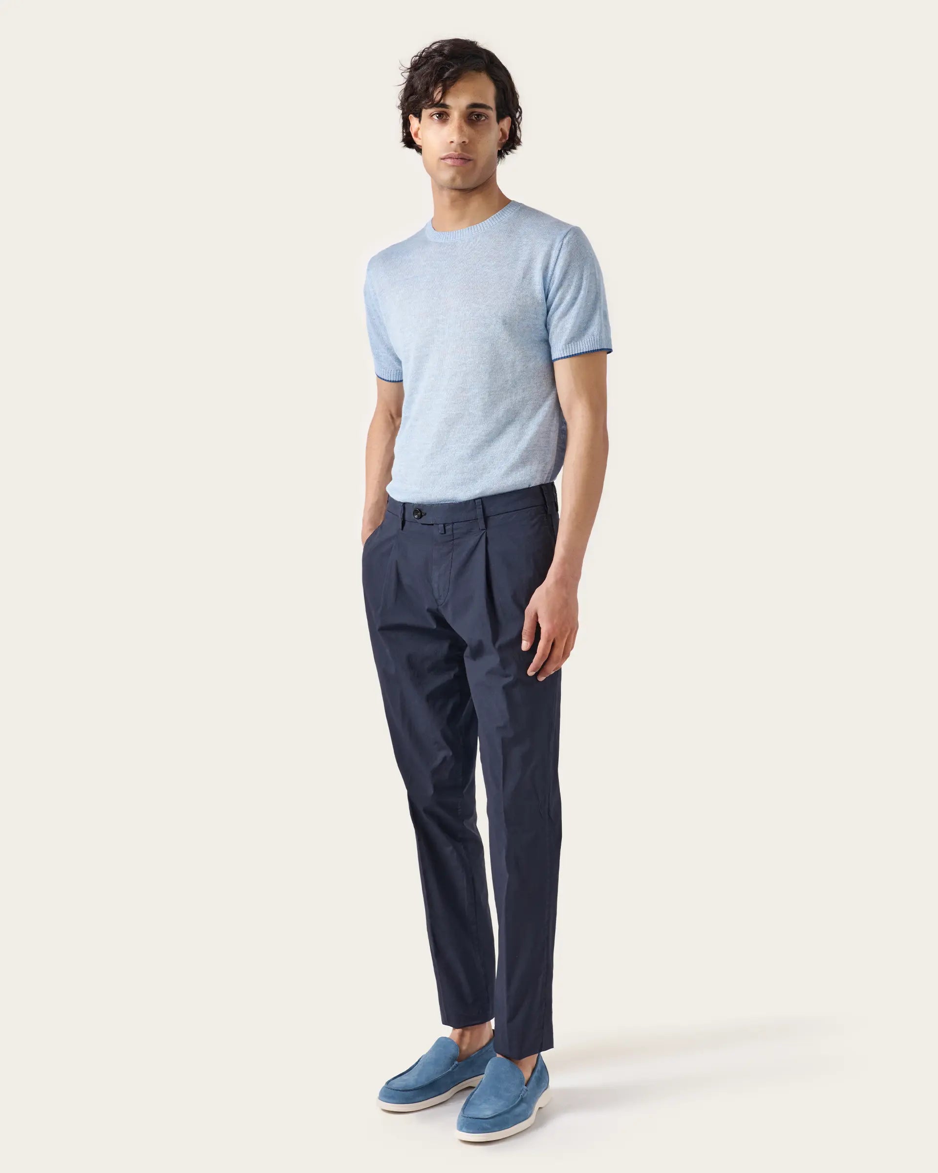 Pantalone blu con pence in cotone popeline stretch tinto in capo