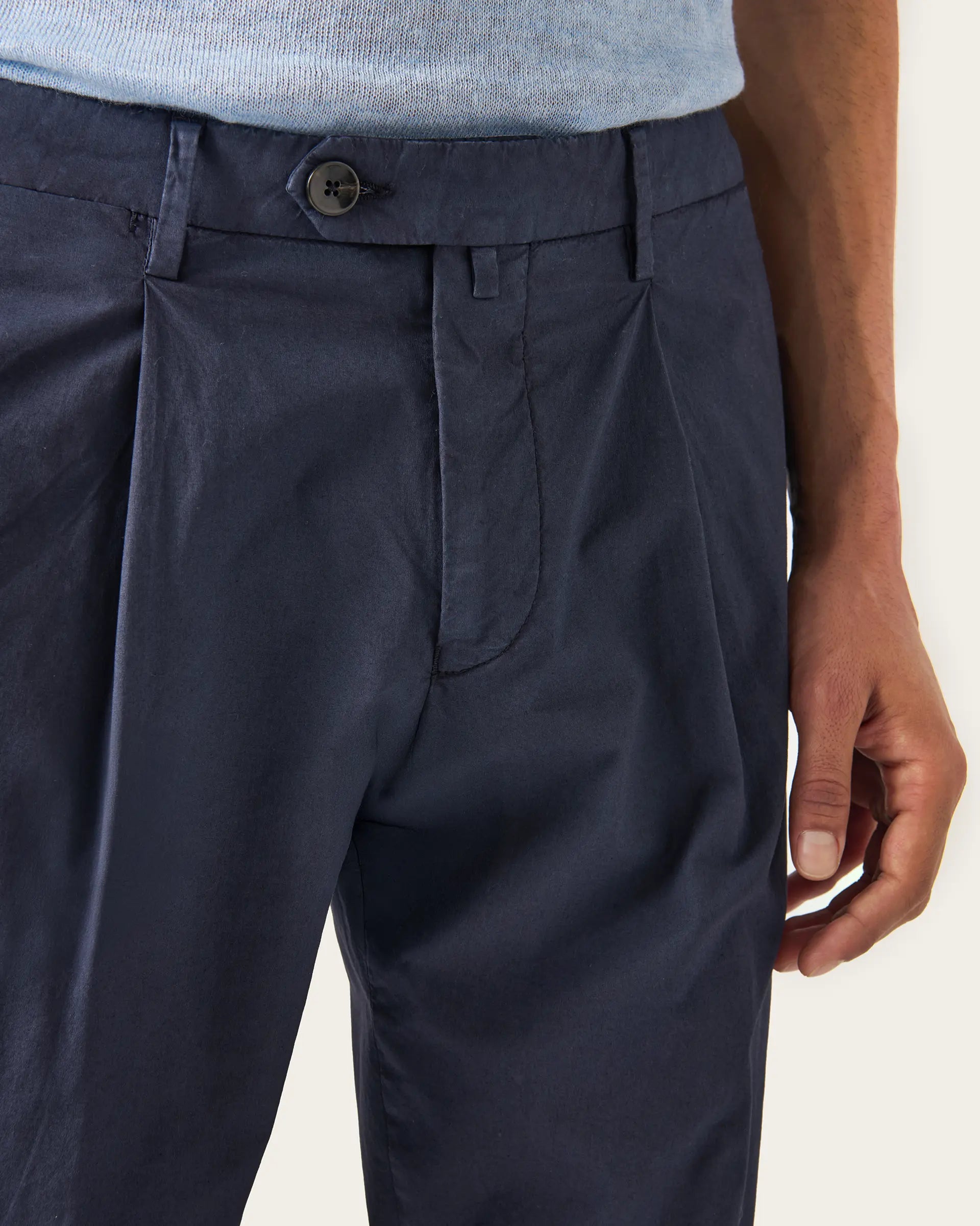 Pantalone blu con pence in cotone popeline stretch tinto in capo
