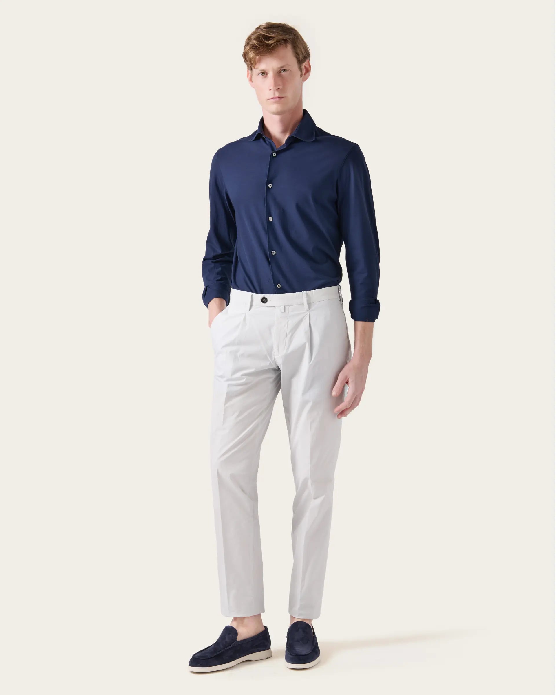 Pantalone ghiaccio con pence in cotone popeline stretch tinto in capo