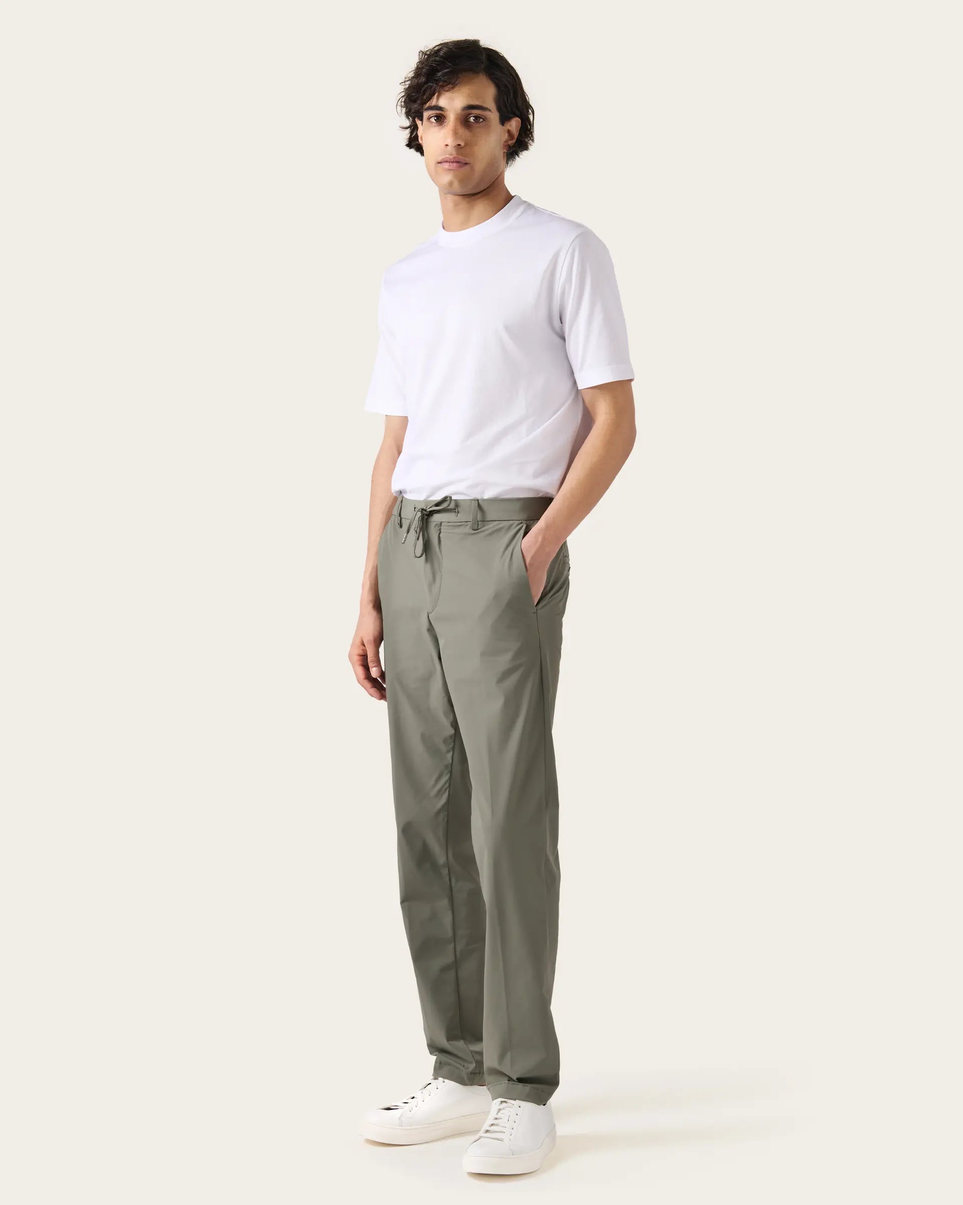 Pantalone verde in tessuto tecnico con elastico e coulisse