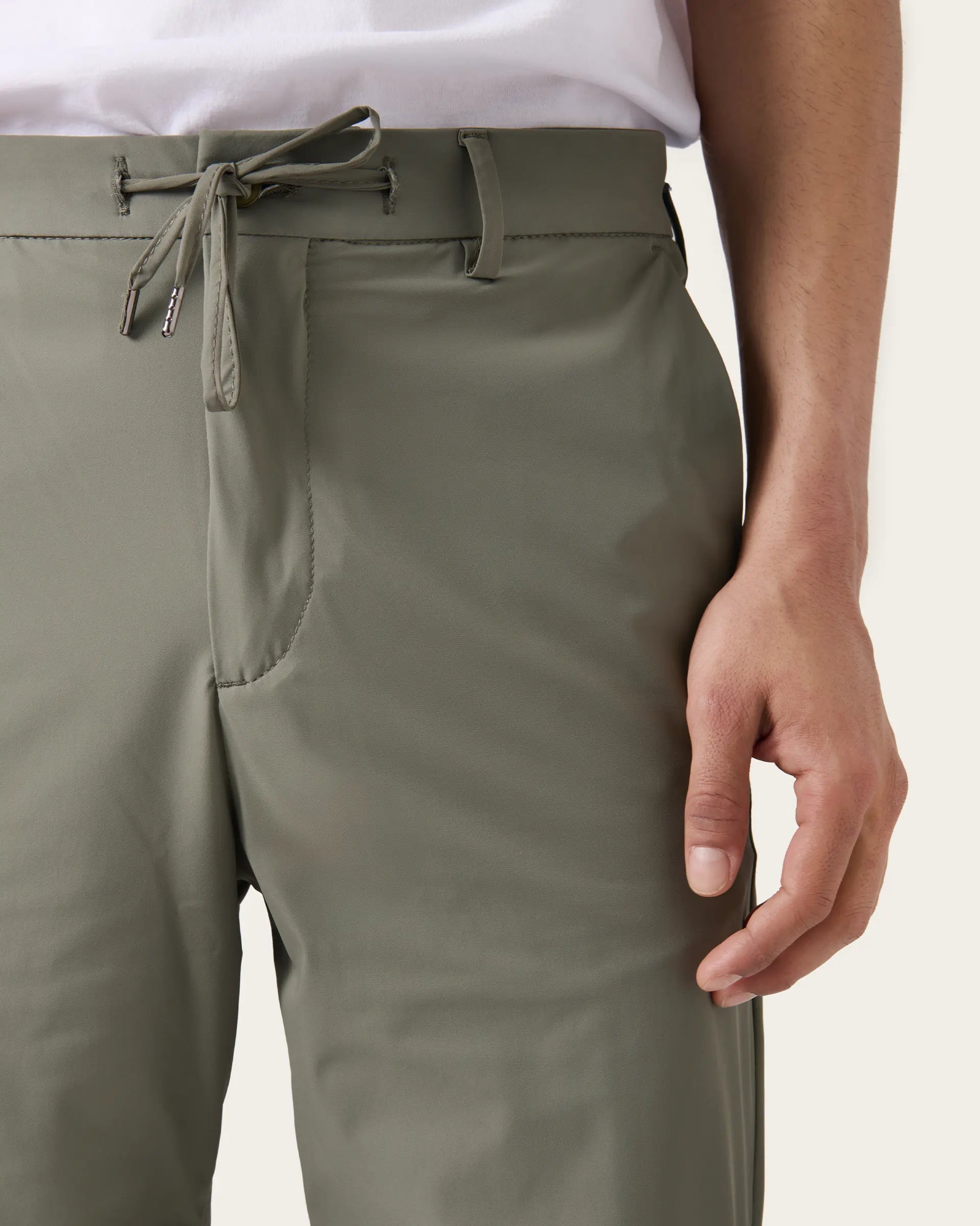Pantalone verde in tessuto tecnico con elastico e coulisse