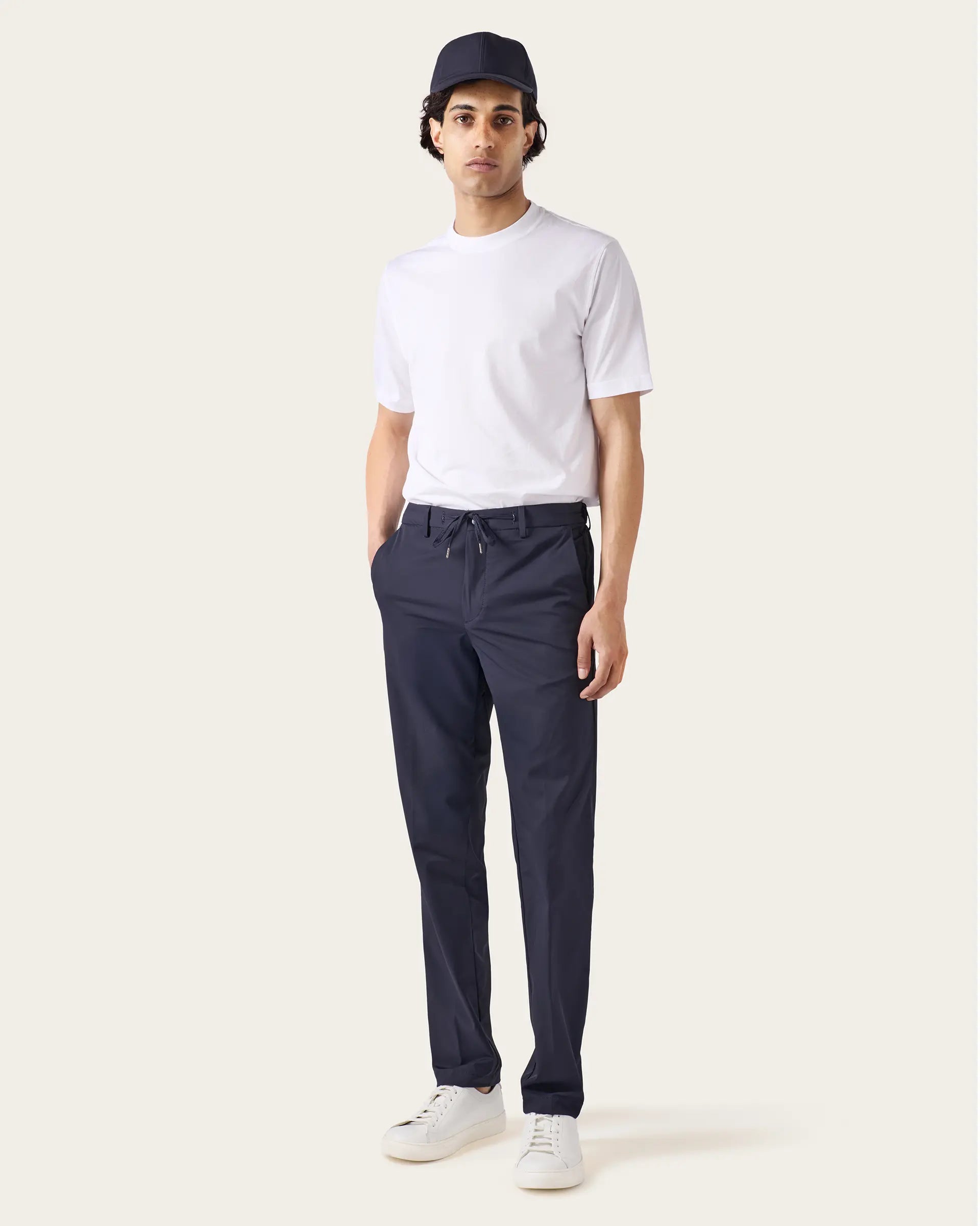 Pantalone blu in tessuto tecnico con elastico e coulisse