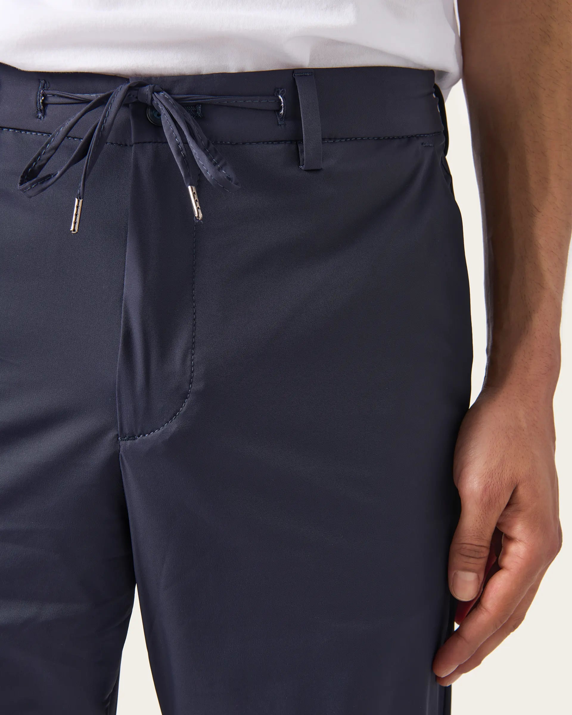 Pantalone blu in tessuto tecnico con elastico e coulisse