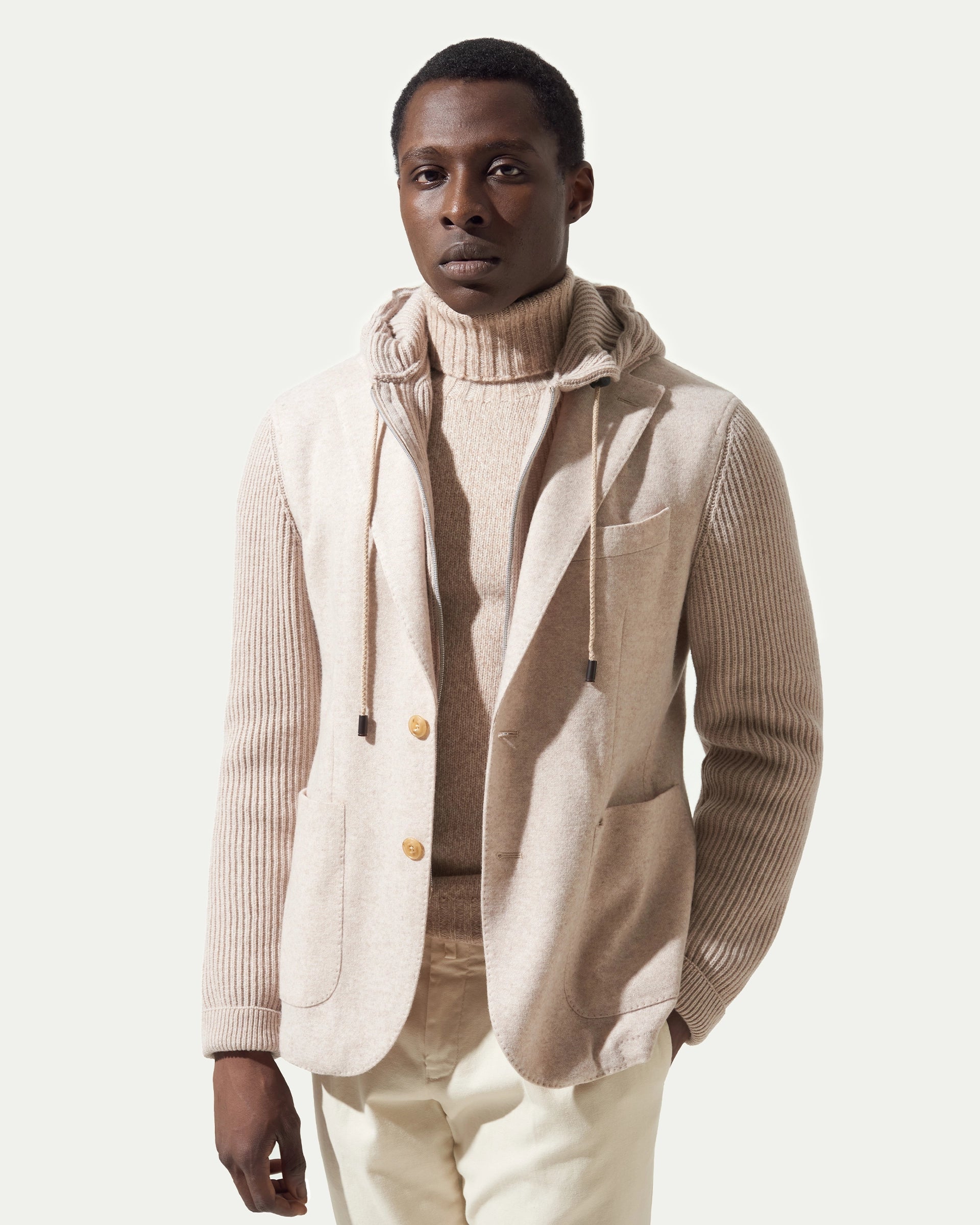 Giacca beige  in lana stretch con pettorina e cappuccio