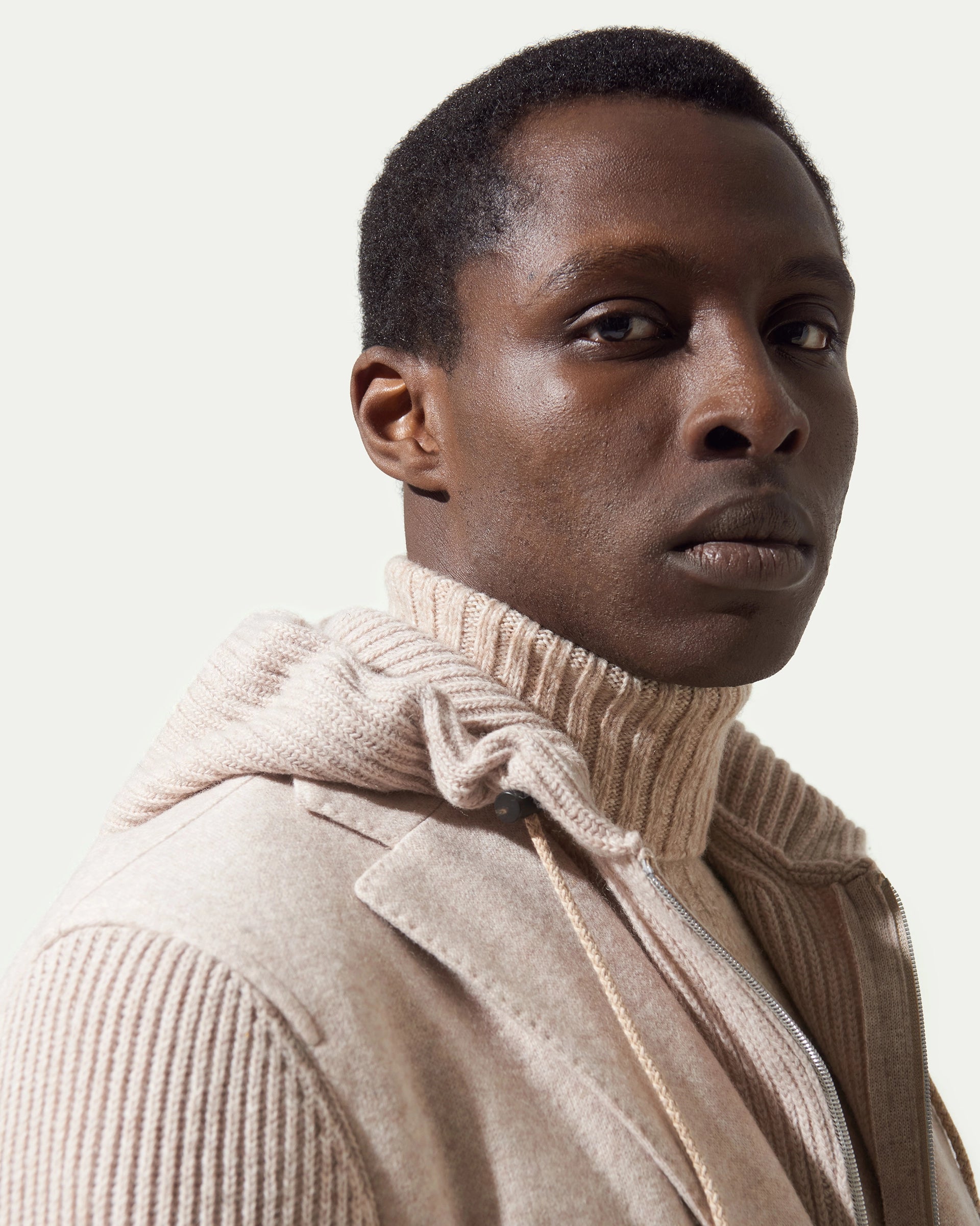 Giacca beige  in lana stretch con pettorina e cappuccio