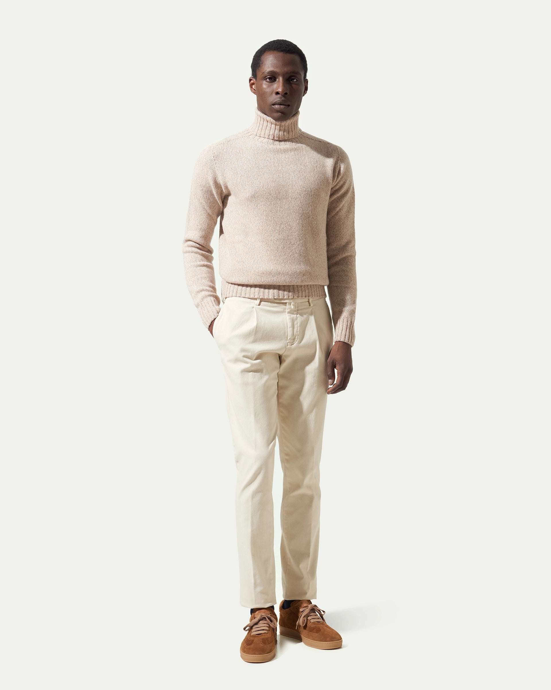 Beige pleated trousers in garment-dyed stretch cotton