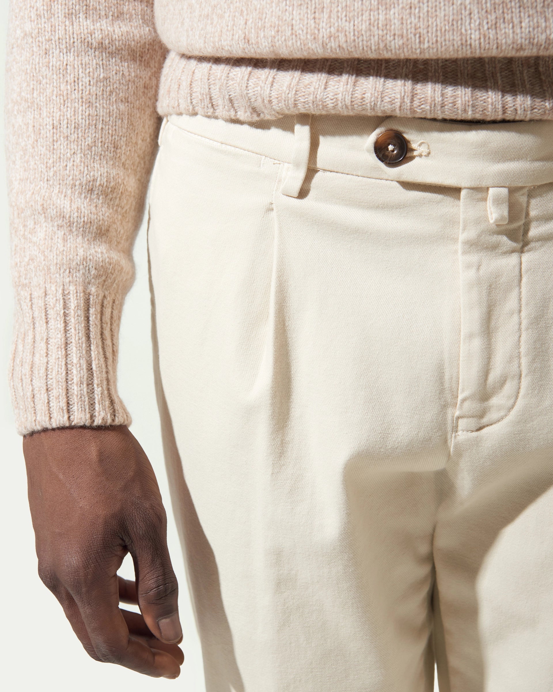 Beige pleated trousers in garment-dyed stretch cotton