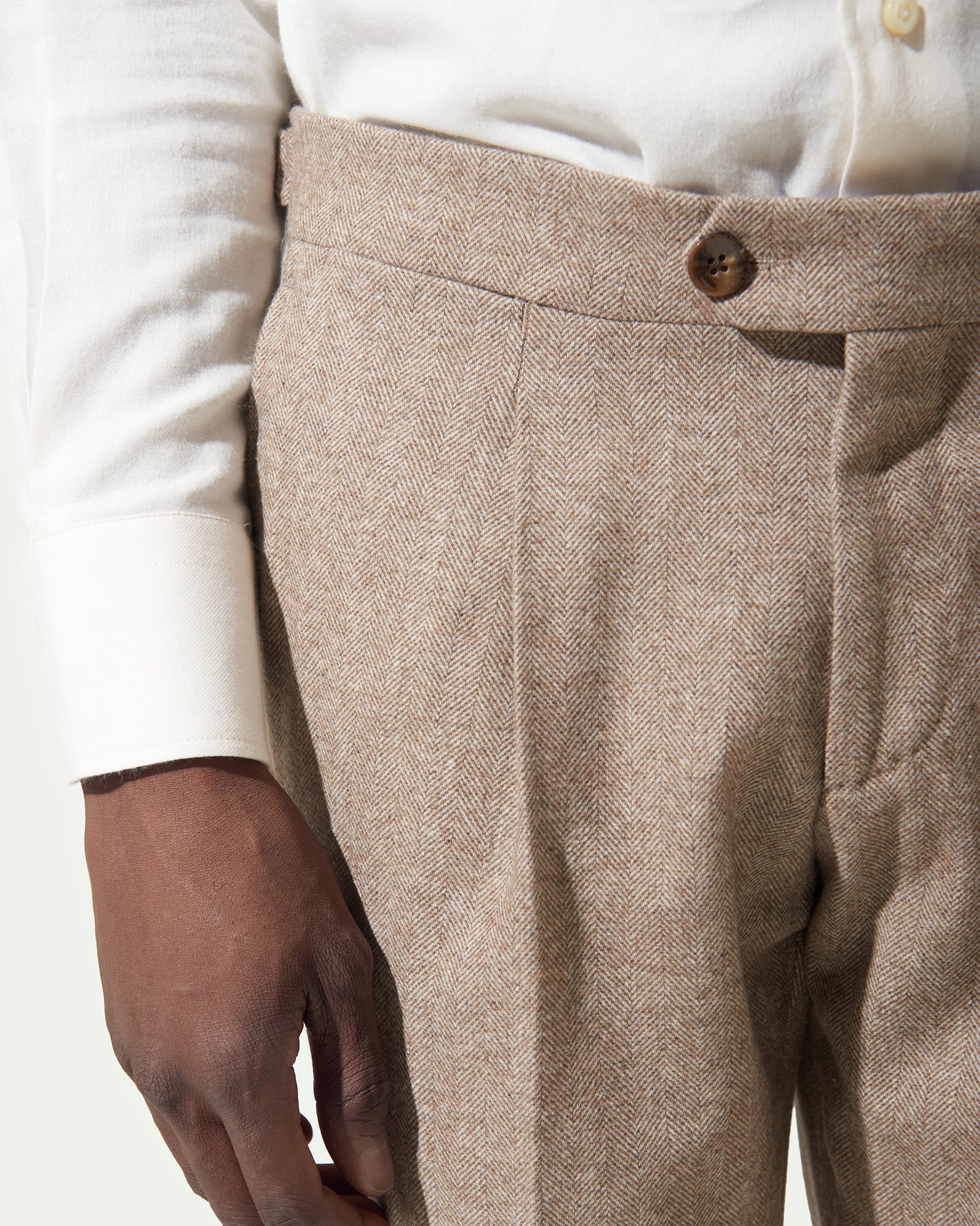 Pantalone beige in lana resca stretch con pence e bottoniera