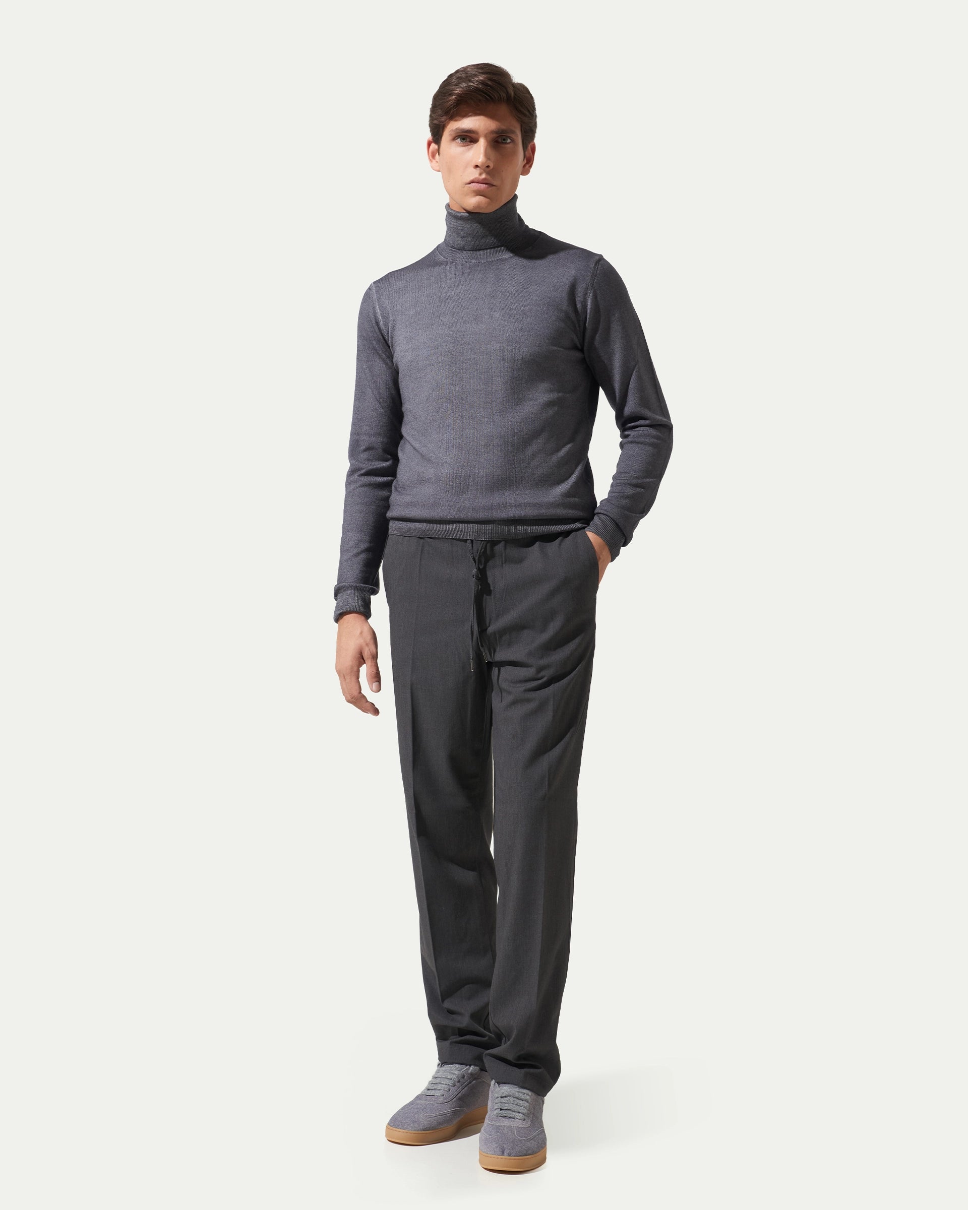 Pantalone antracite in tela tecnica stretch con coulisse ed elastico