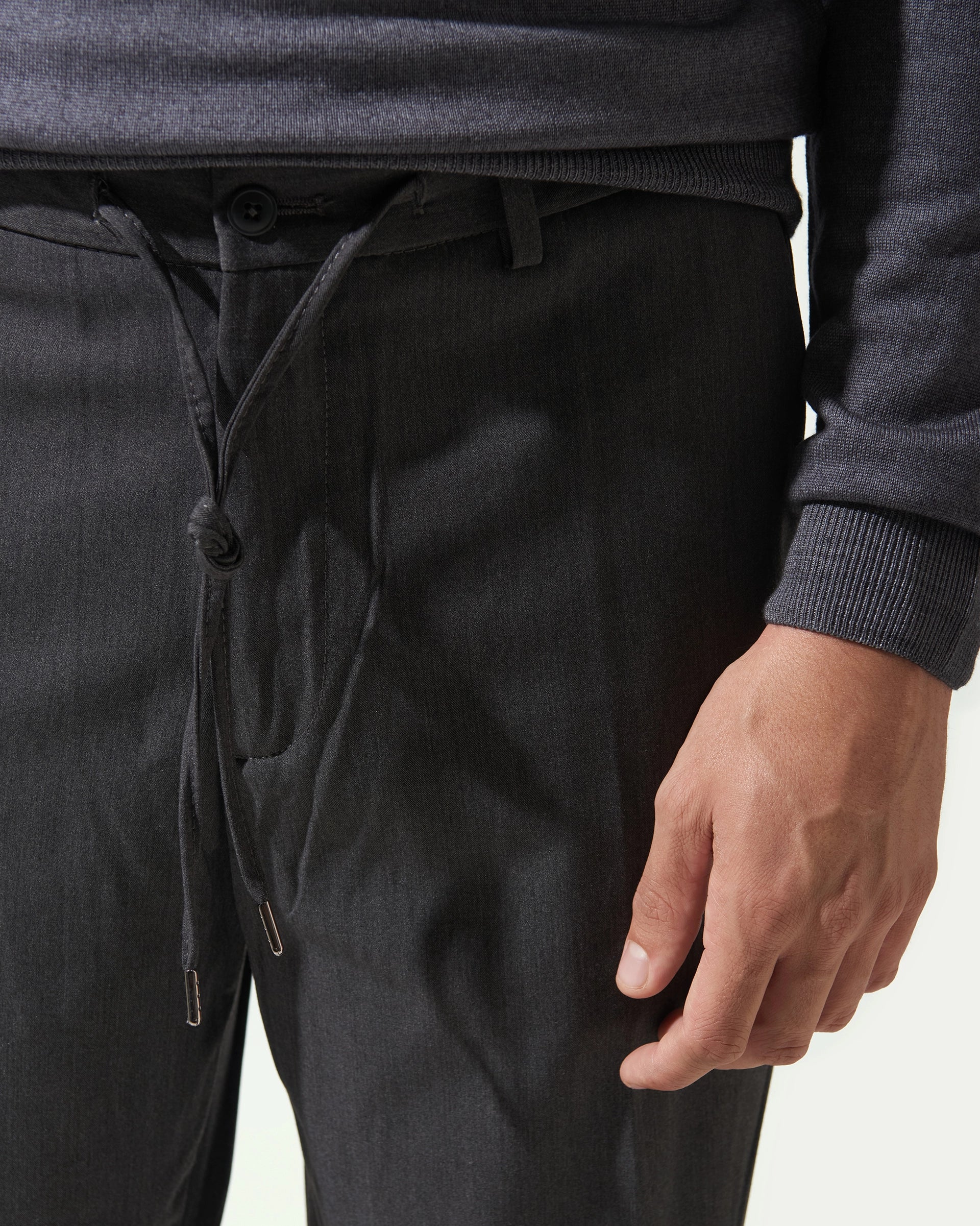 Pantalone antracite in tela tecnica stretch con coulisse ed elastico