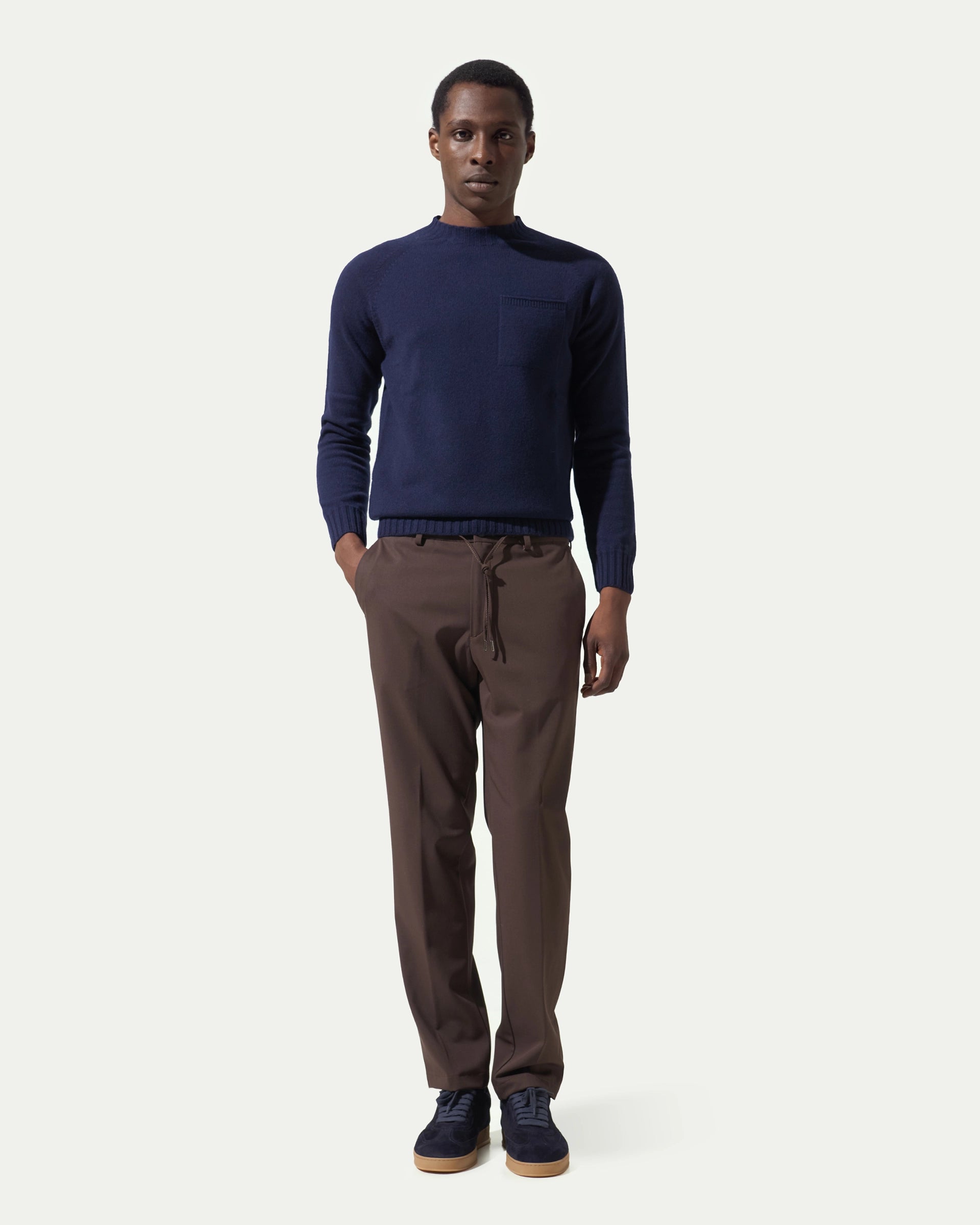 Pantalone marrone in tela tecnica stretch con coulisse ed elastico