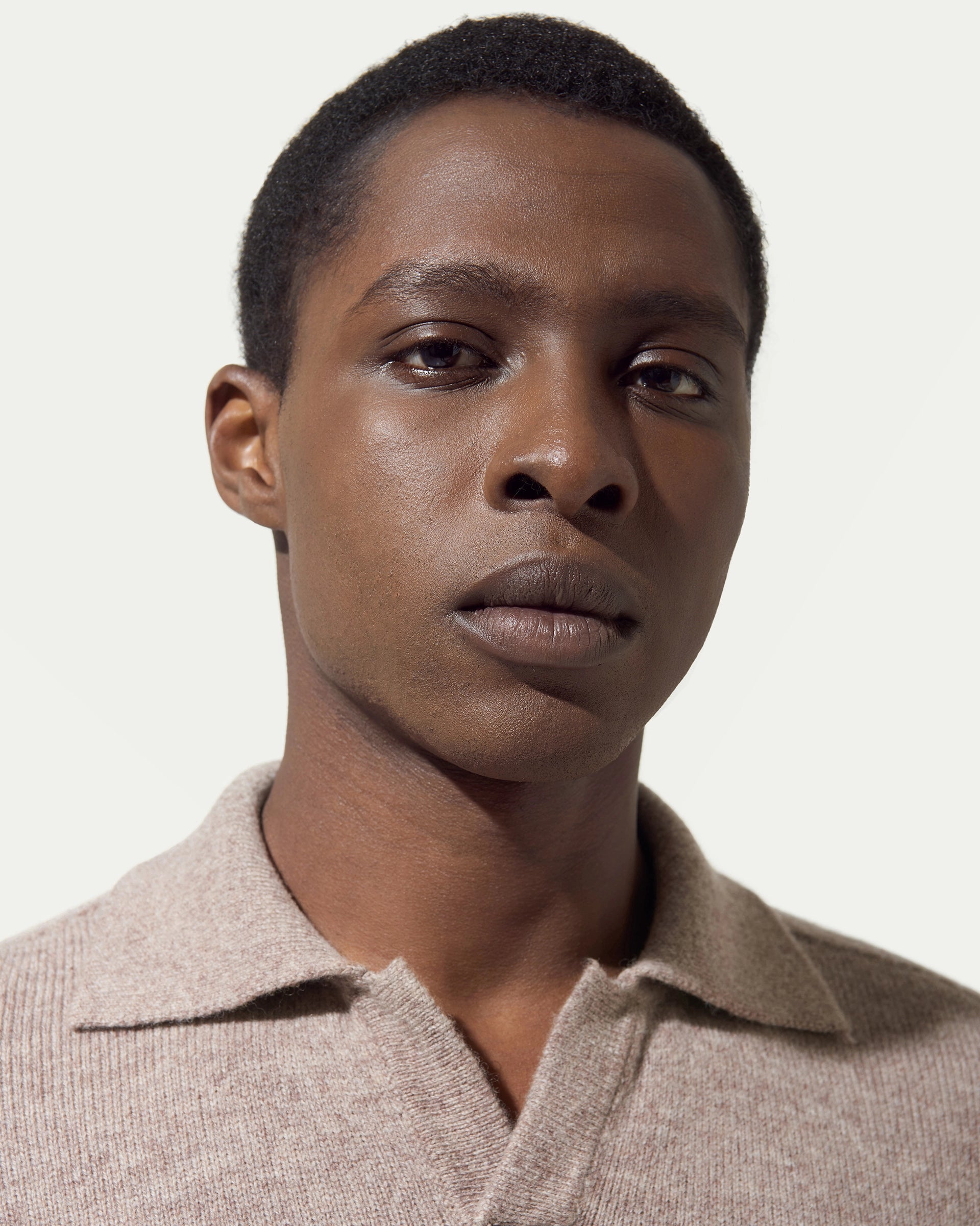 Polo senza bottoni beige finezza 7 in pura lana merinos extrafine