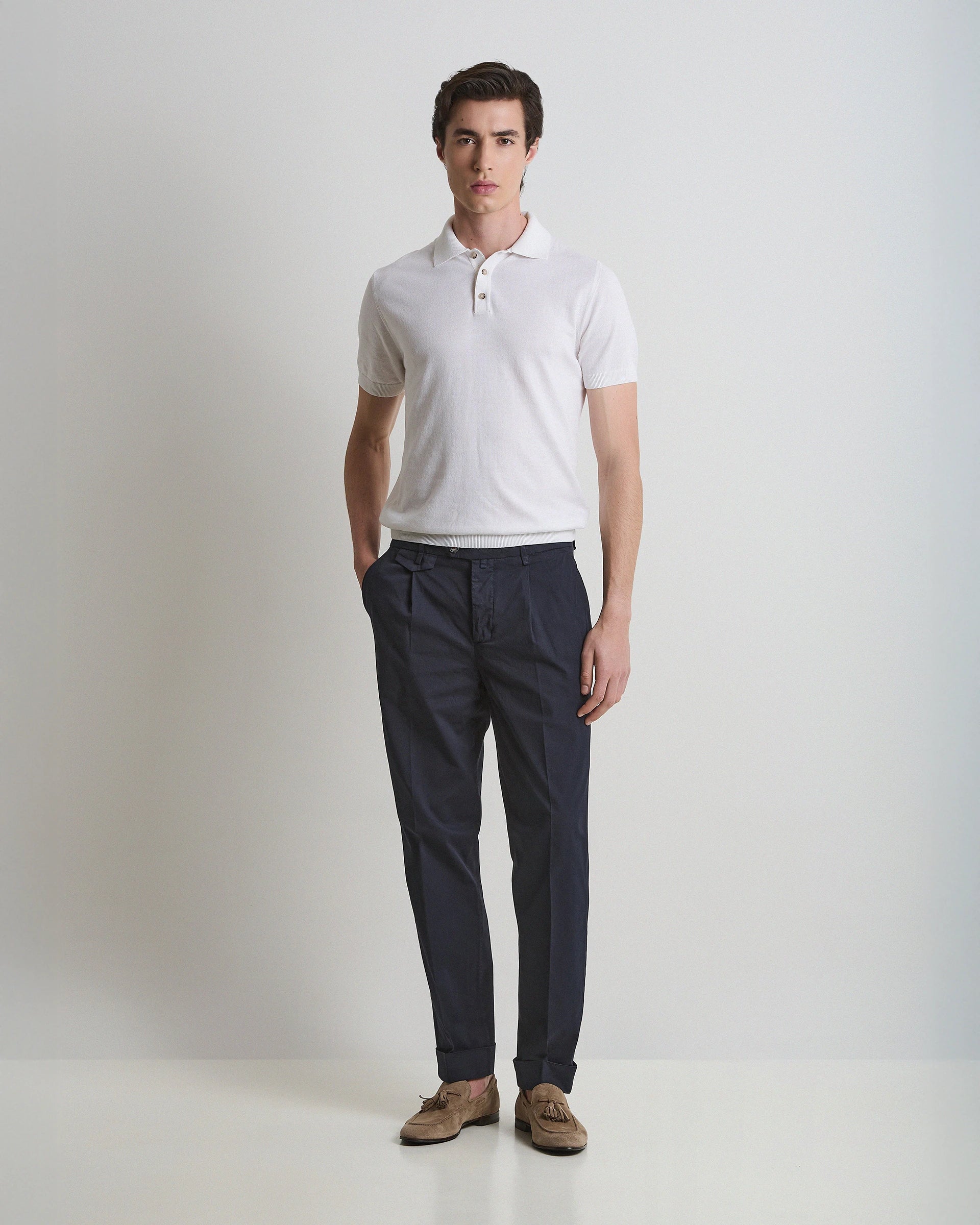 Pantalone carrot blu in cotone stretch con pence e bottoniera