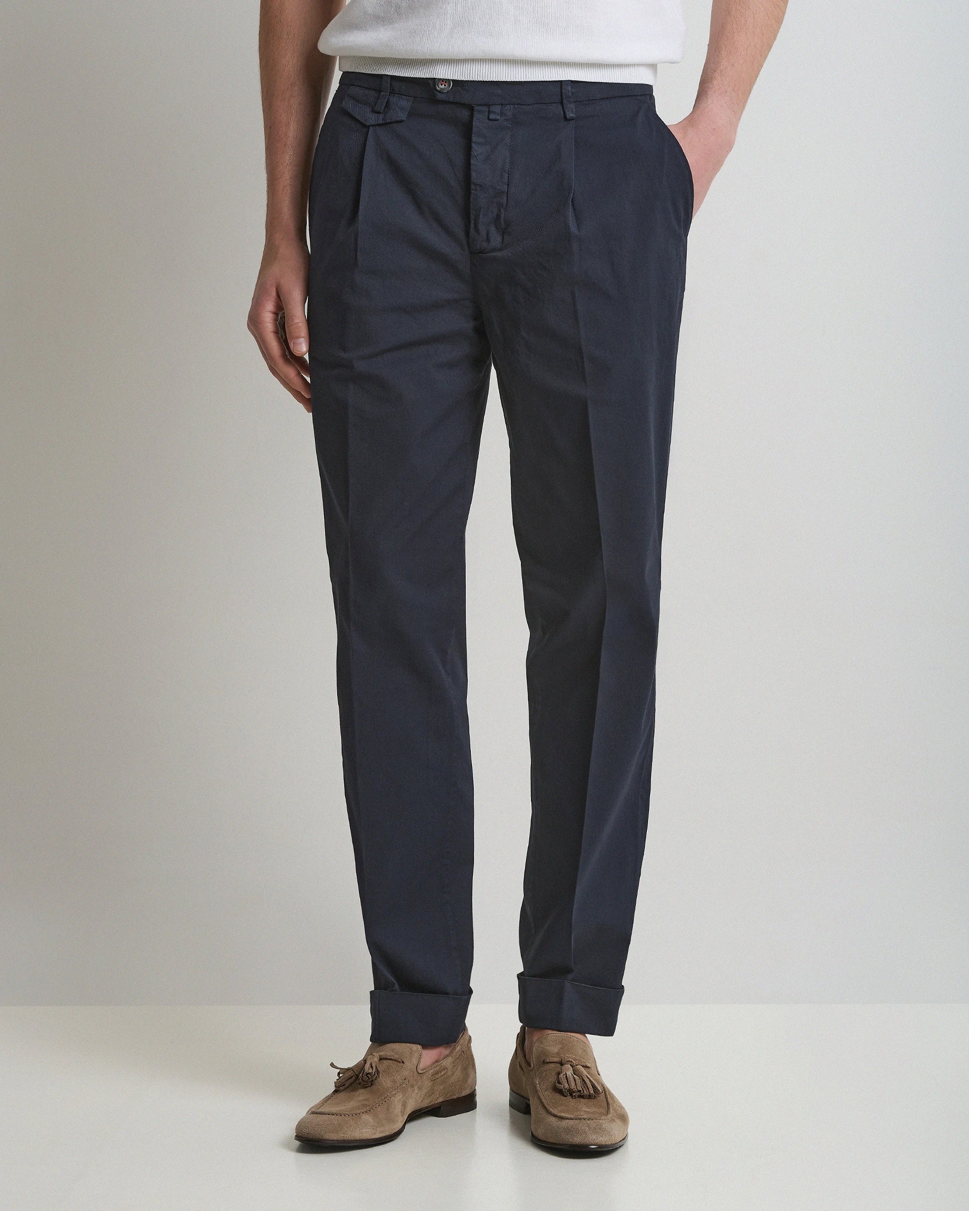 Pantalone carrot blu in cotone stretch con pence e bottoniera