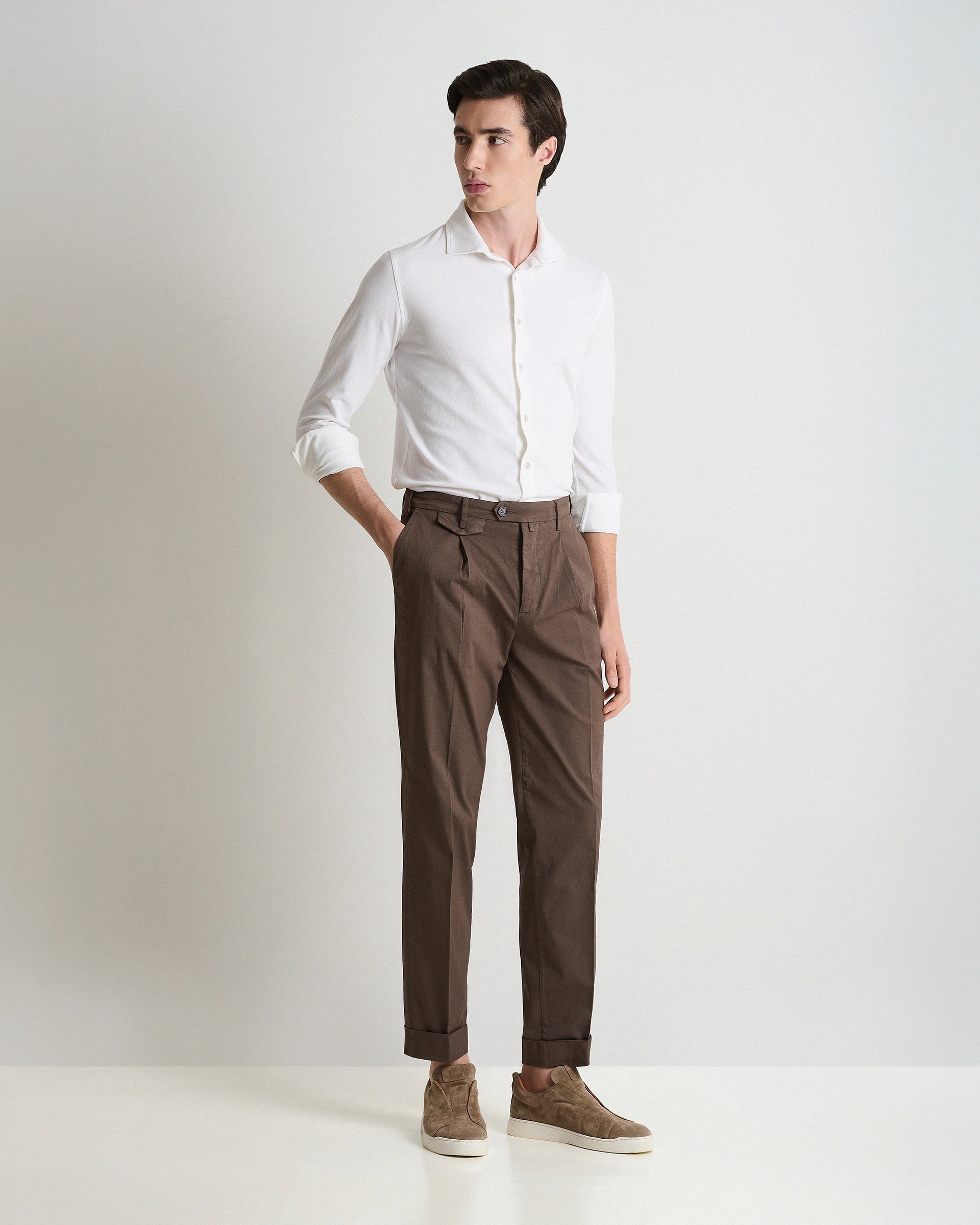Pantalone carrot marrone in cotone stretch con pence e bottoniera