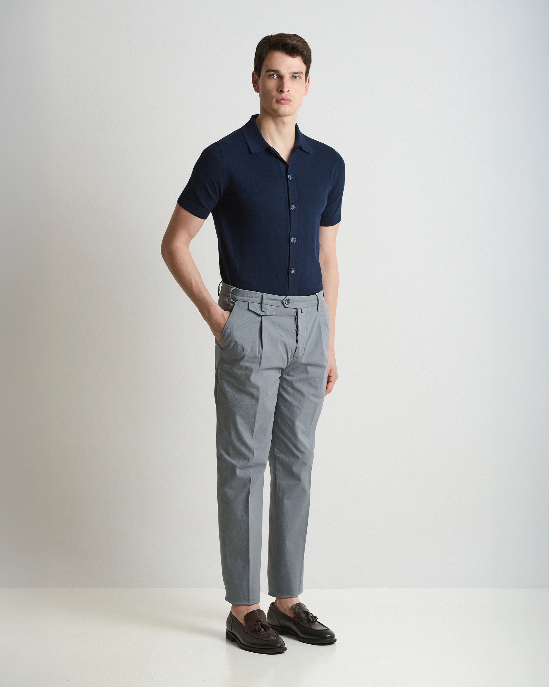 Pantalone carrot grigio in cotone stretch con pence e bottoniera