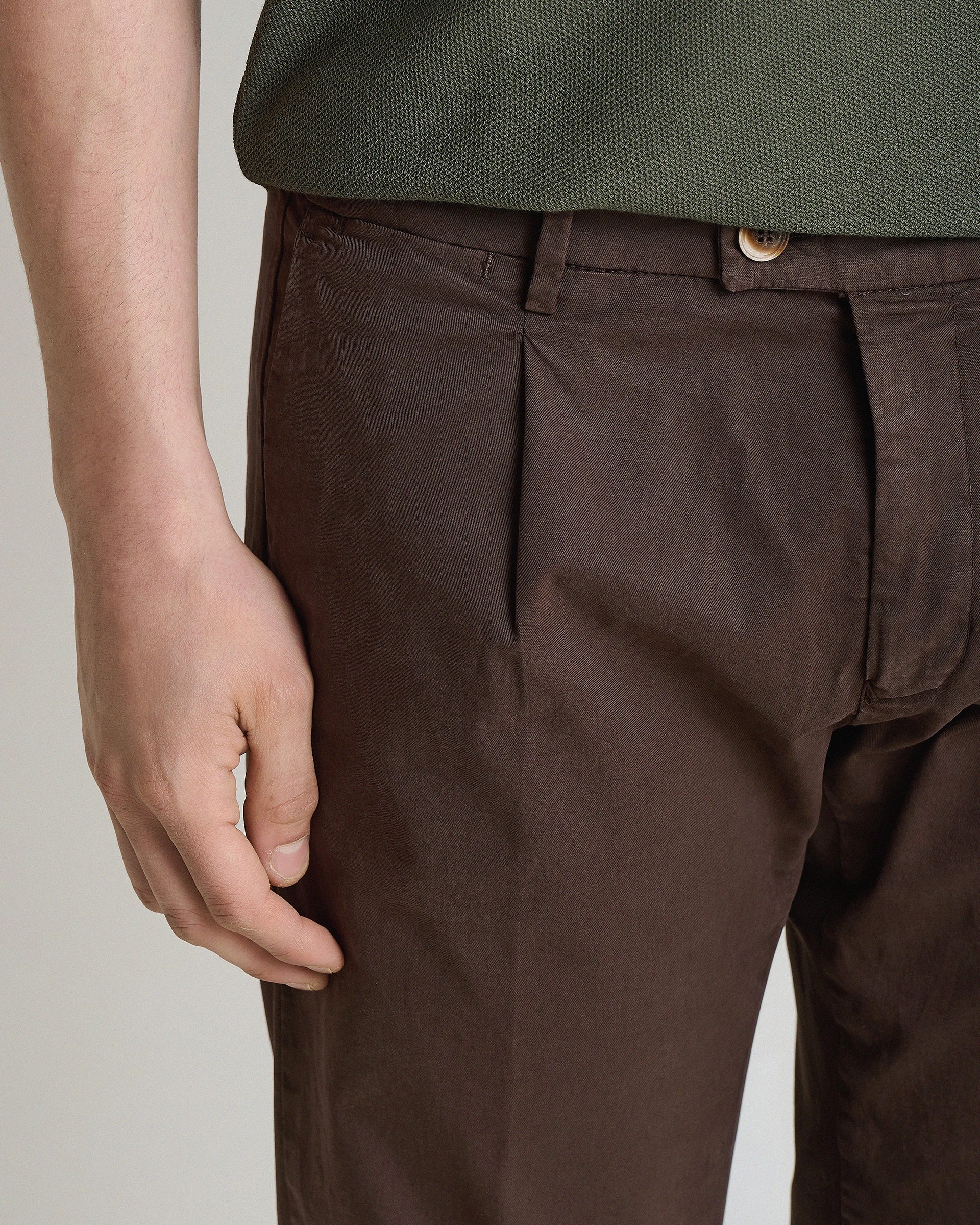 Pantalone in cotone e tencel stretch marrone tinto in capo