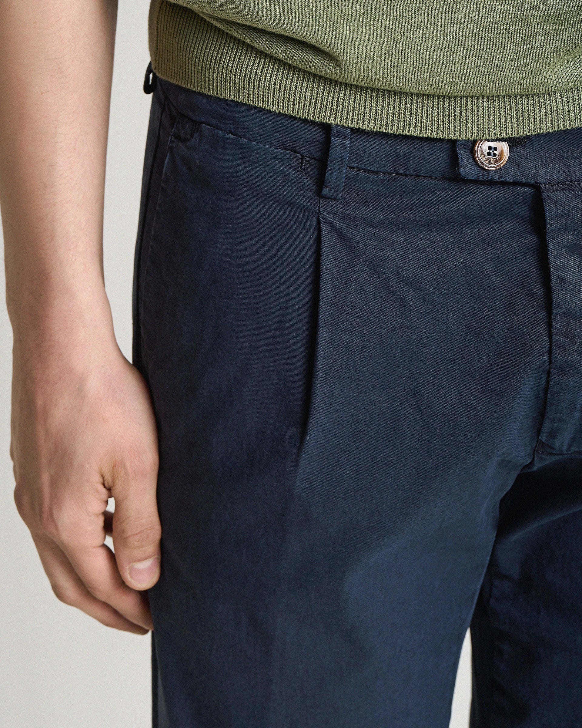 Pantalone in cotone e tencel stretch blu tinto in capo
