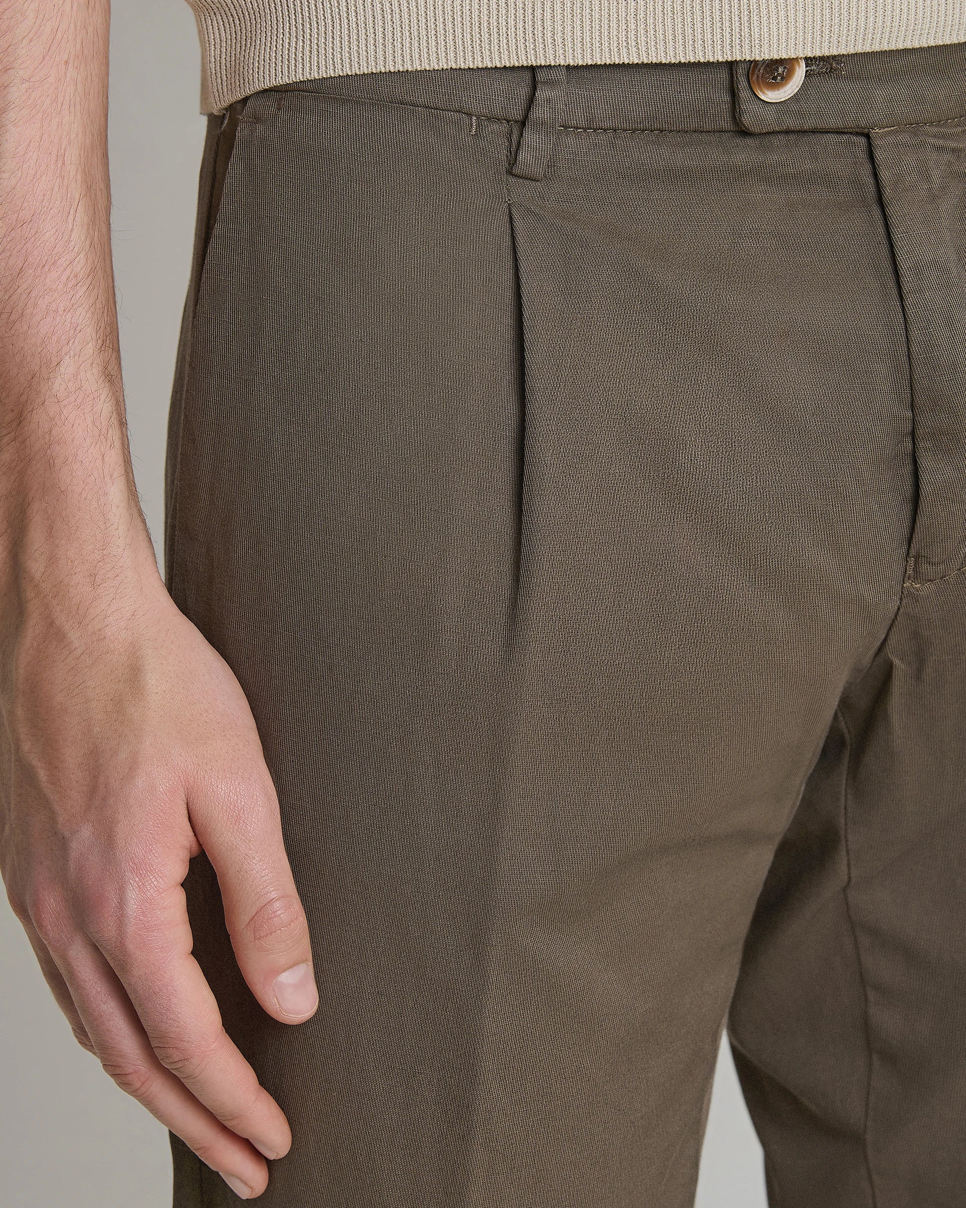 Pantalone in lino e cotone marrone tinto in capo