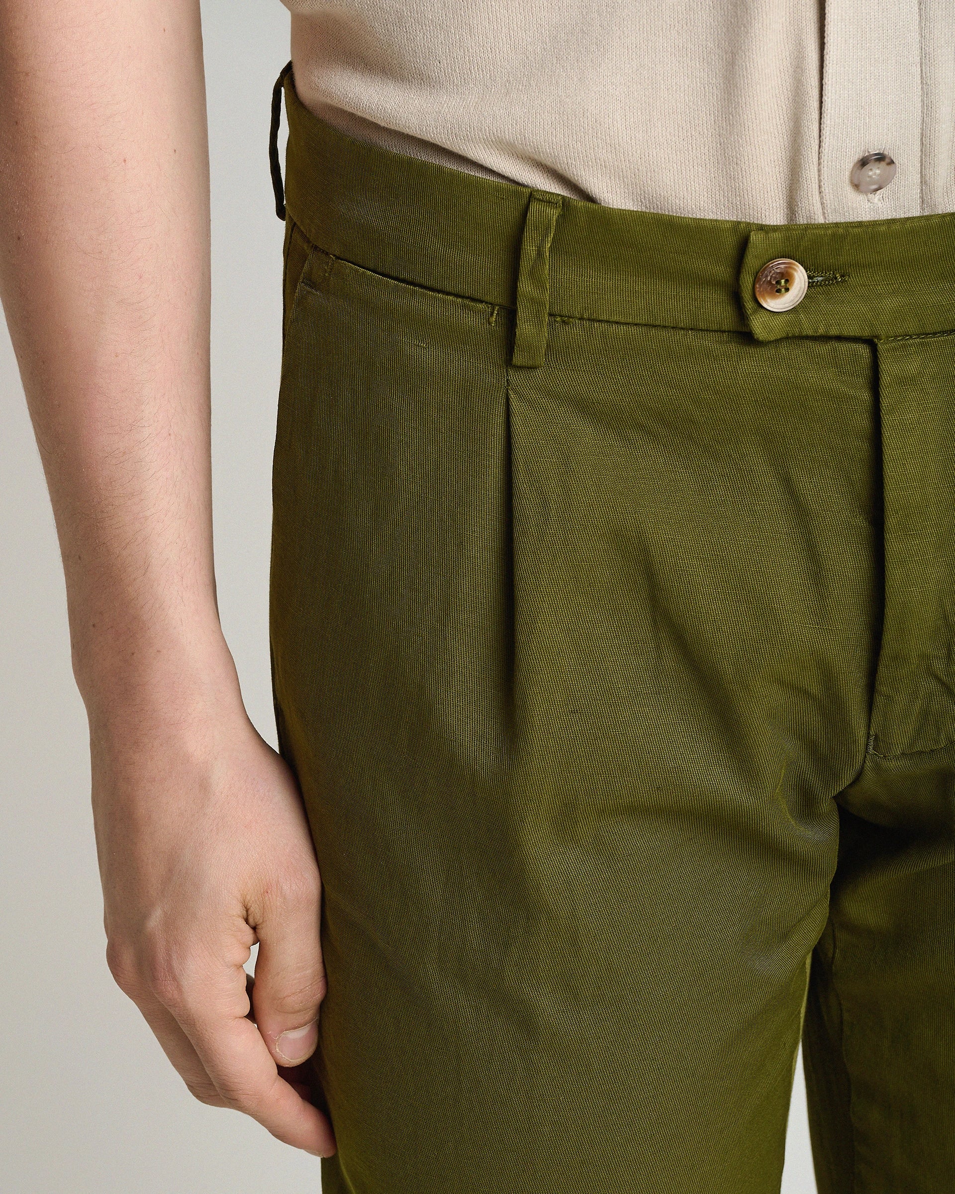Pantalone in lino e cotone verde tinto in capo