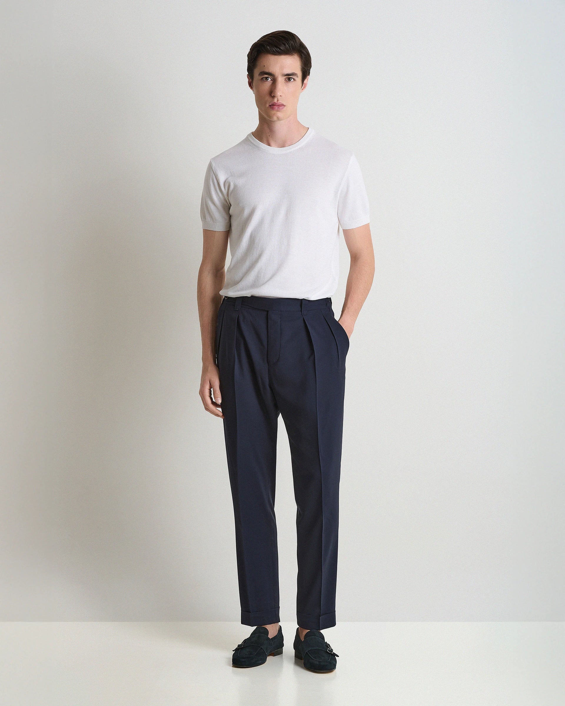 Pantalone sartoriale blu in pura lana con pence e bottino con elastico